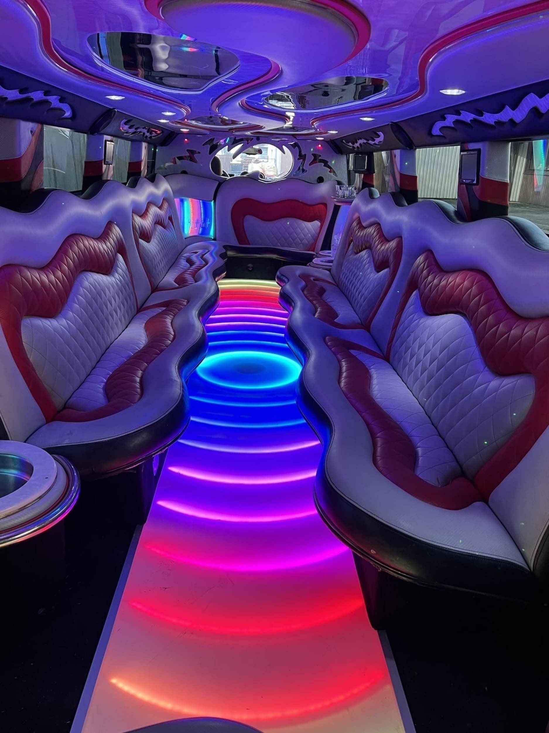 2 val. pasivažinėjimas „Hummer H2“ limuzinu ir šampanas