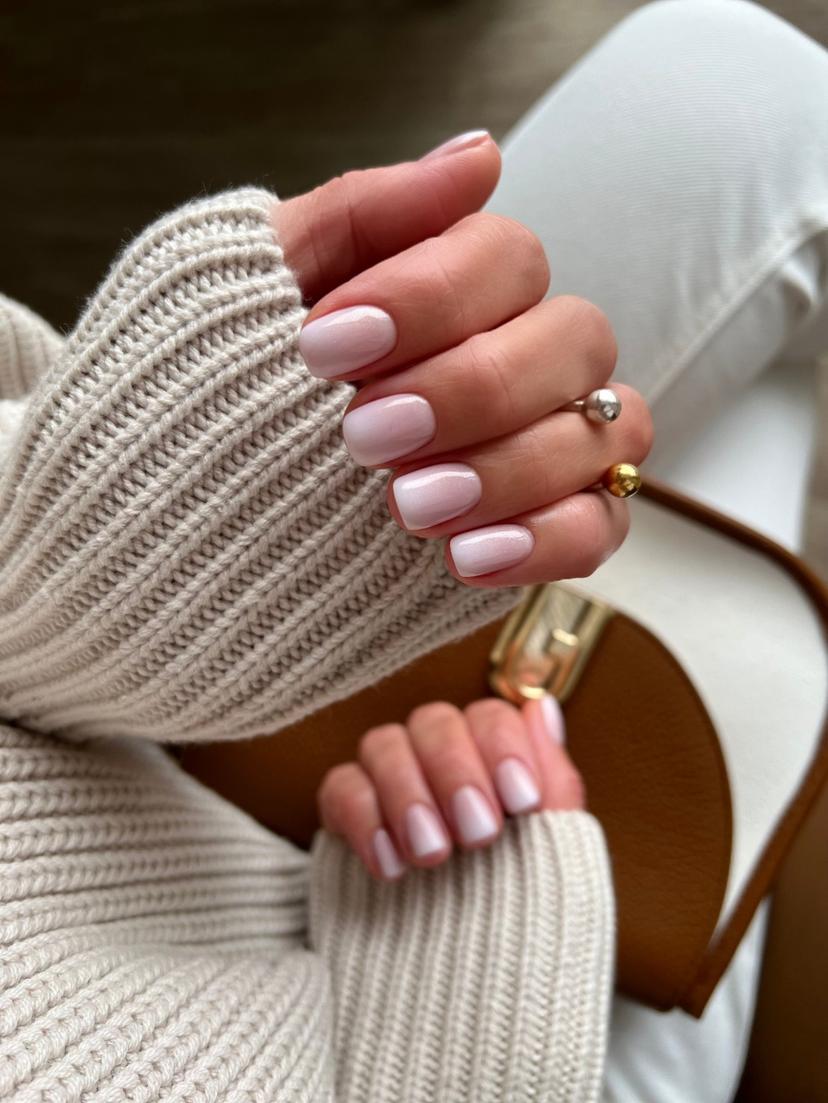 Manikiūras su ilgalaikiu lakavimu ir rankų masažu „Aksominės rankos“ 