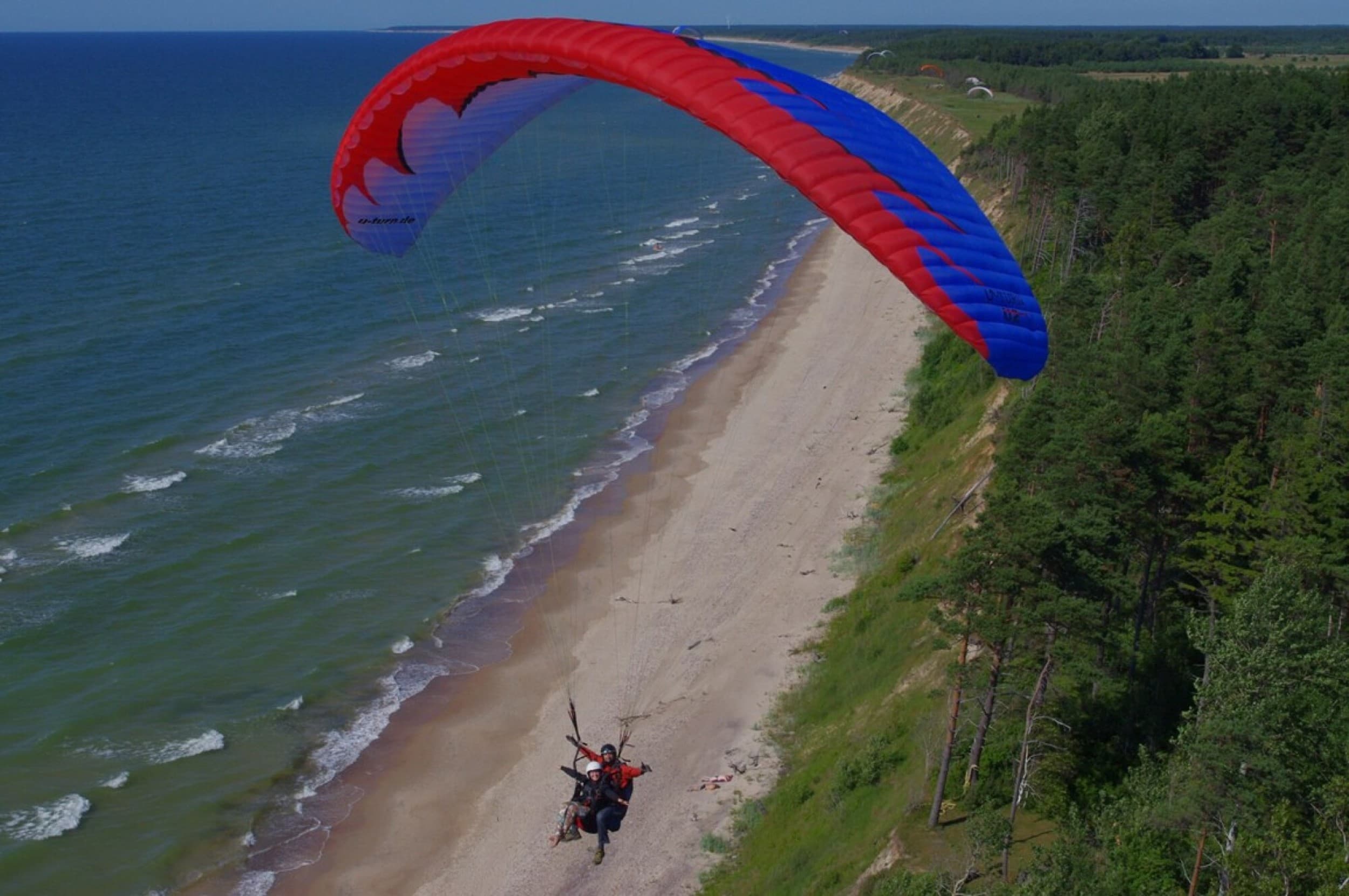 Tandeminis skrydis parasparniu Latvijoje su instruktoriumi + VIDEO 