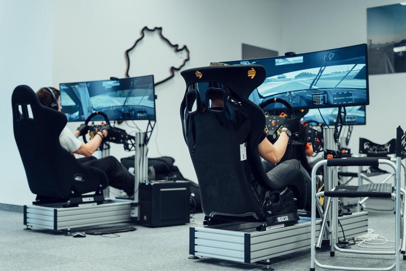 1 valanda lenktynių simuliatoriuje „OBS Simuliatoriai“