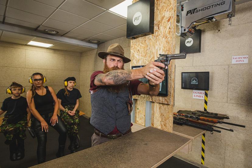 Šaudymas 4 pasirinktais koviniais ginklais