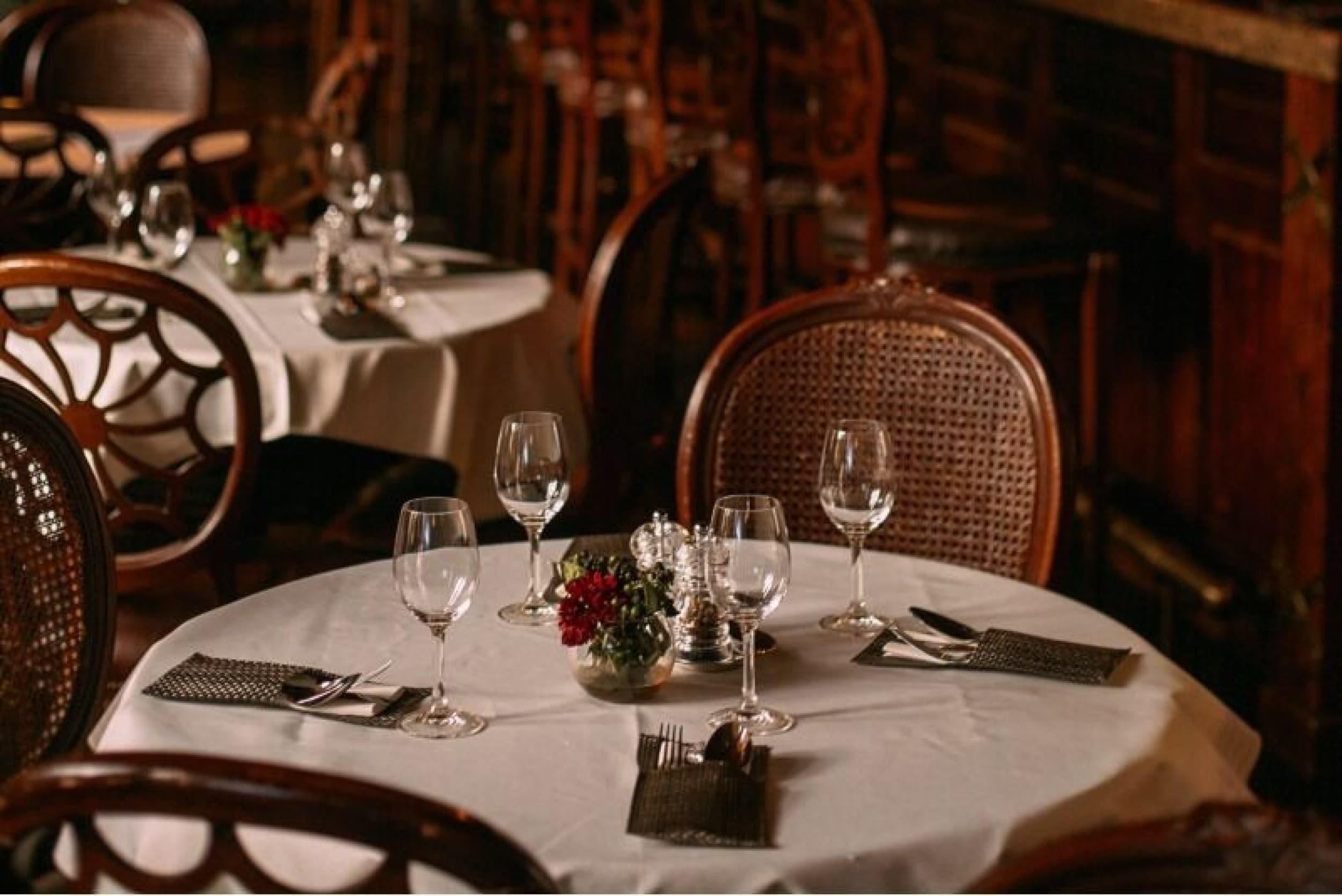 Vėlyvieji savaitgalio pusryčiai bare „California Bar & Restaurant“ dviem