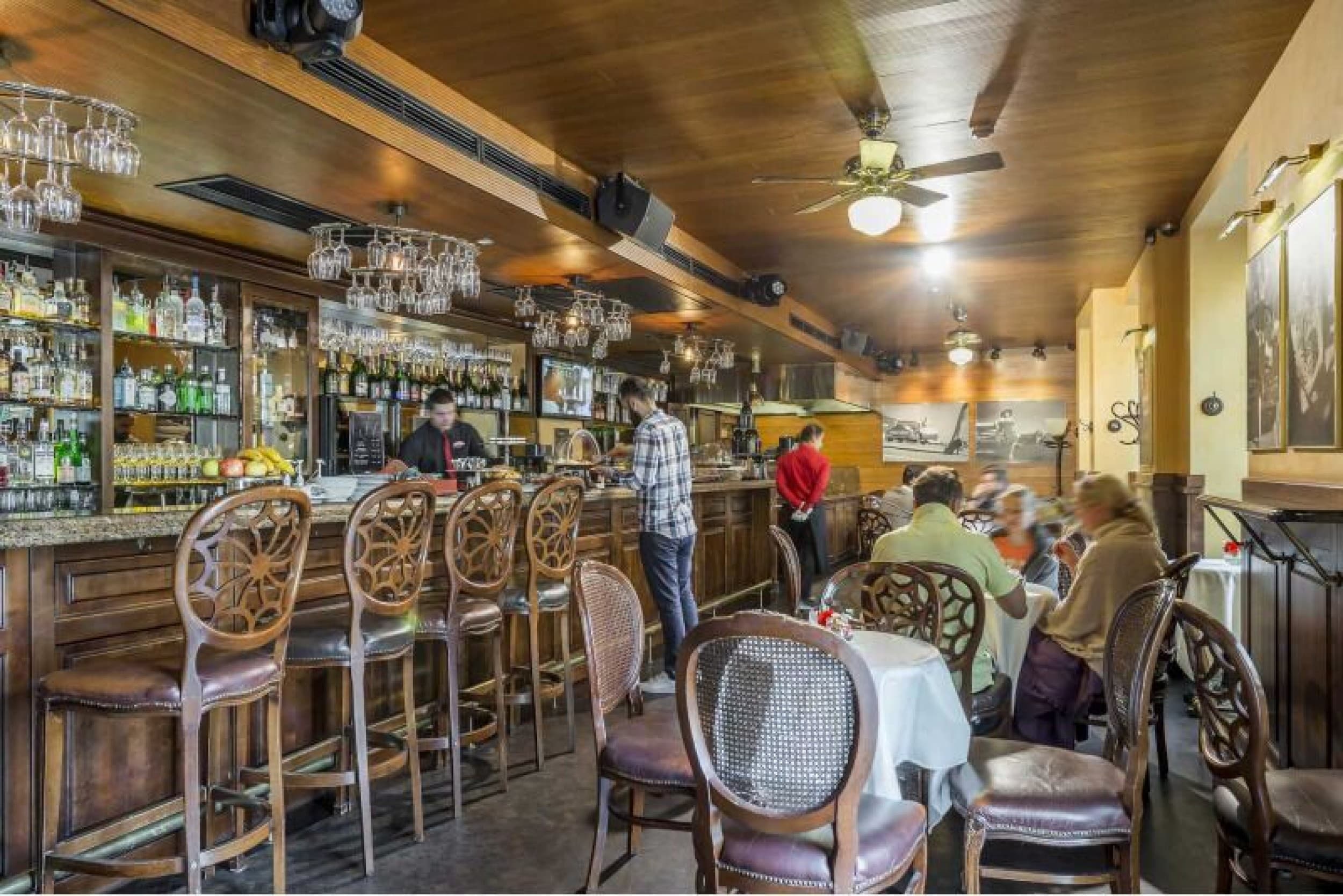 Vėlyvieji savaitgalio pusryčiai bare „California Bar & Restaurant“ dviem
