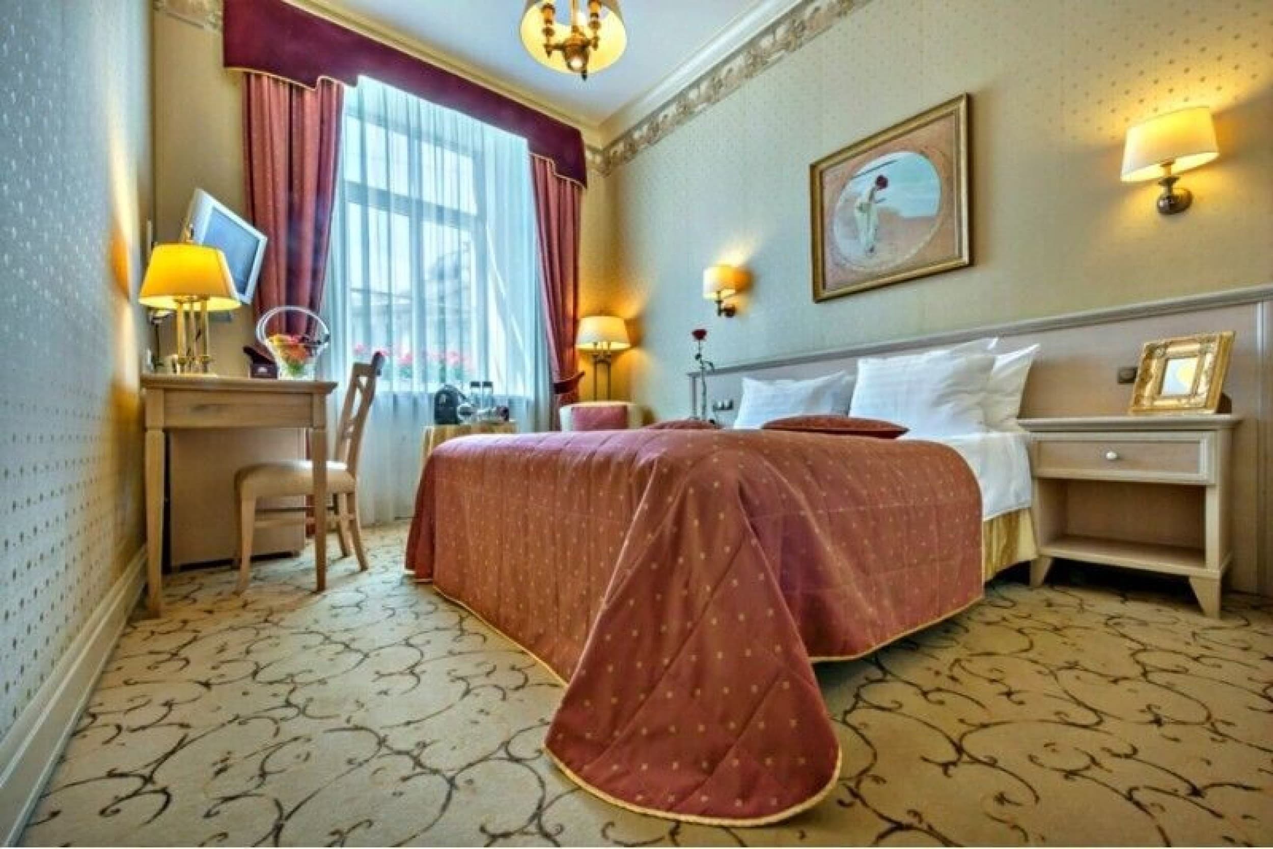 Romantiška nakvynė su vakariene dviem viešbutyje  „Imperial Hotel & Restaurant” | Laisvalaikio Dovanos