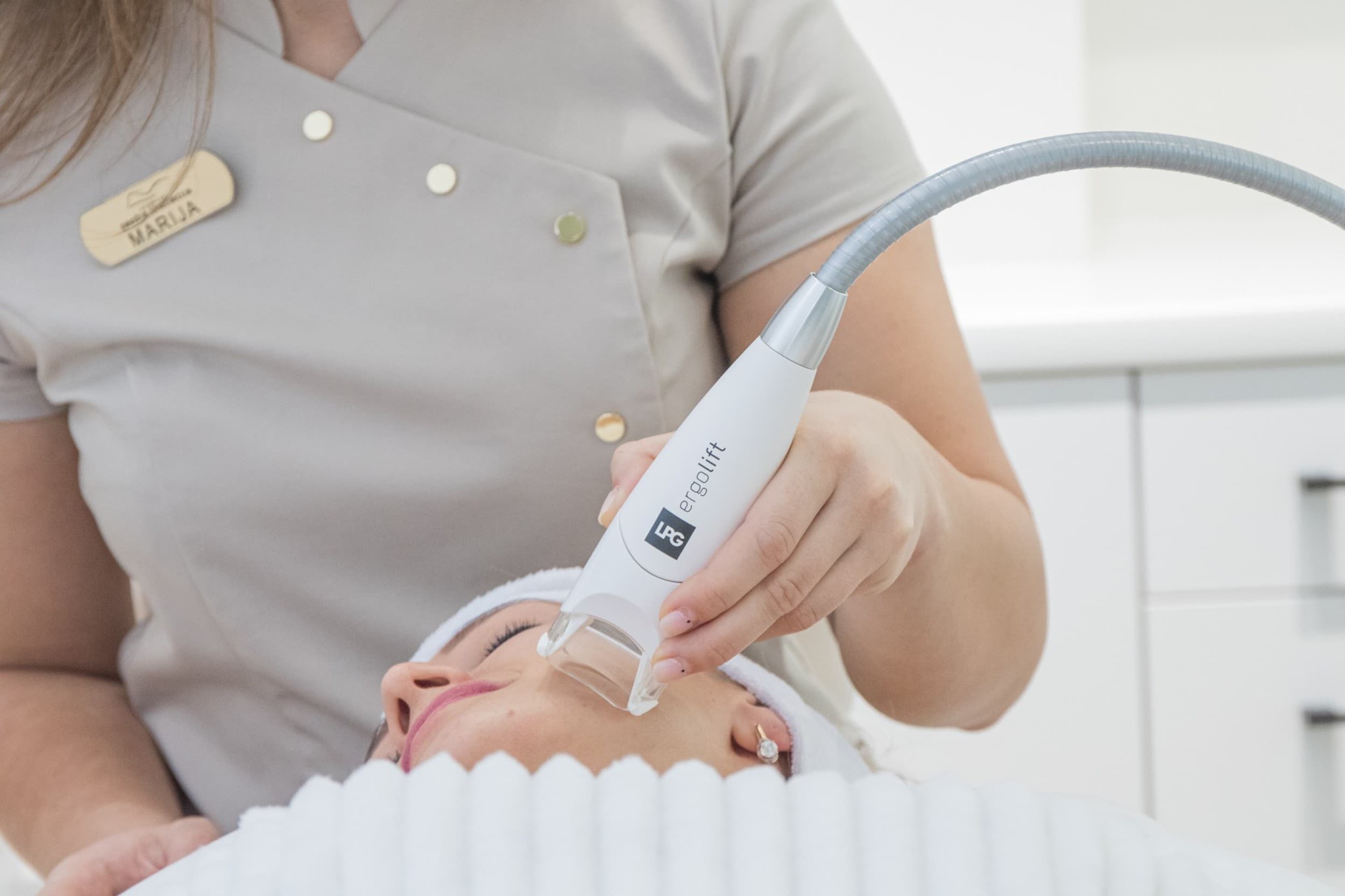 Veido procedūra „Suteik savo odai švytėjimą su LPG ergolift Glow“  