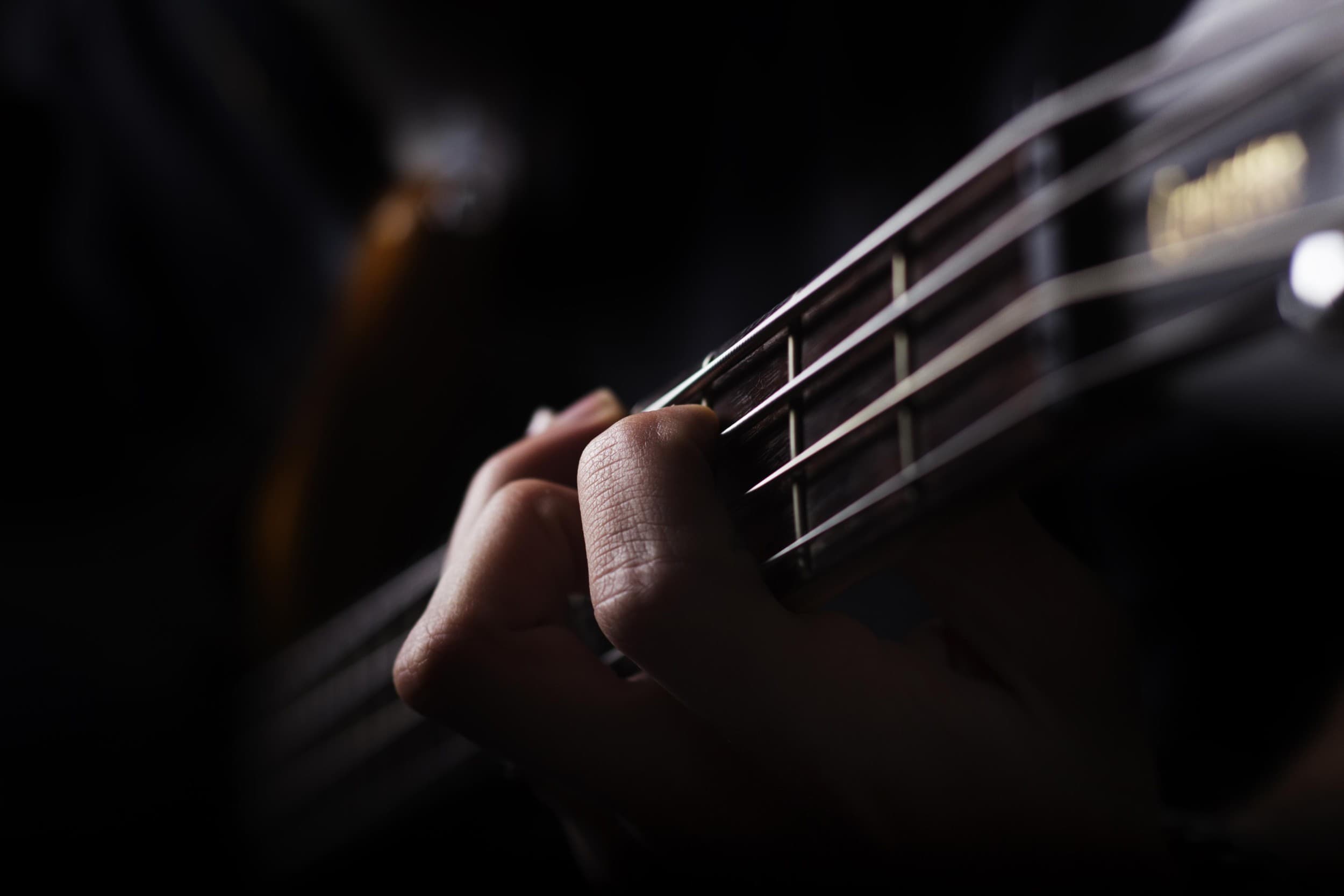 Bosinės gitaros pamokos (8 kartai)