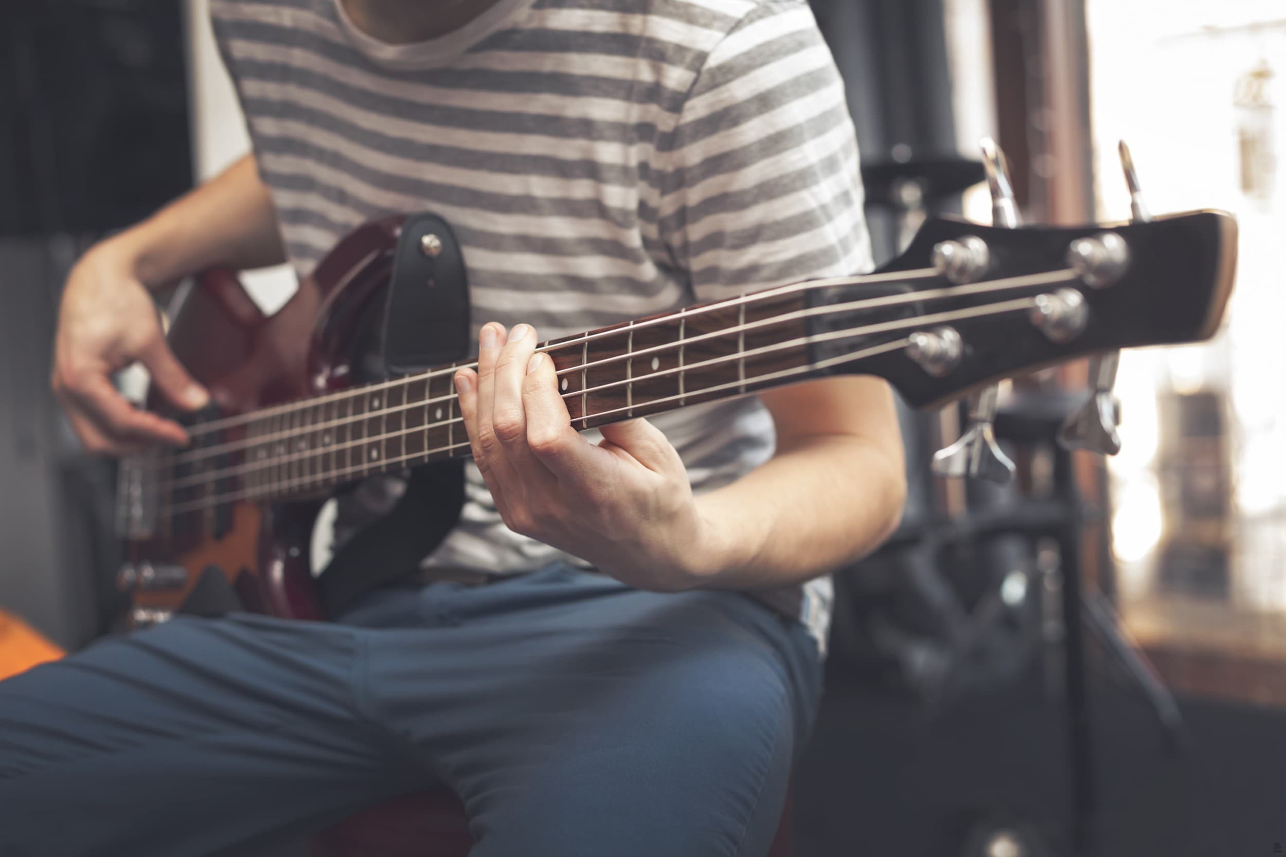 Bosinės gitaros pamokos (8 kartai)