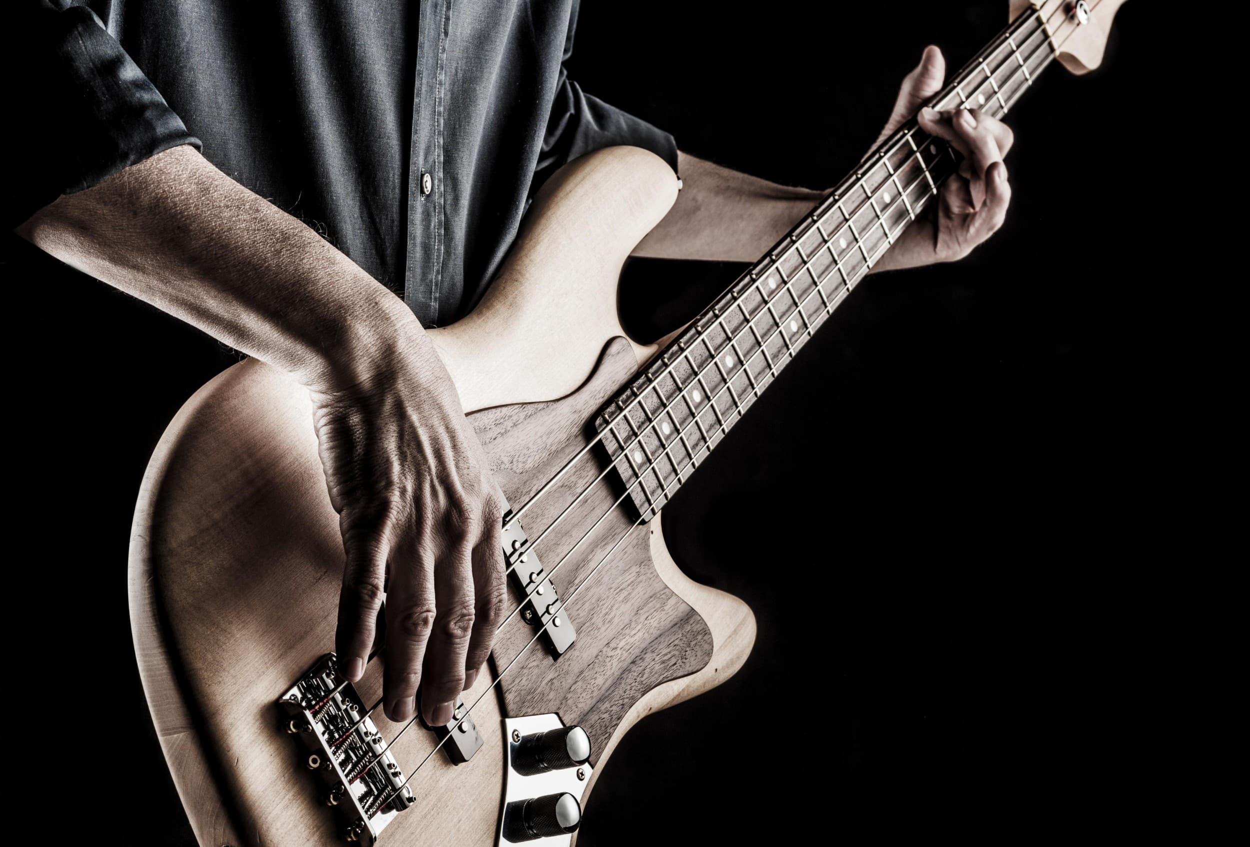 Bosinės gitaros pamokos (8 kartai)