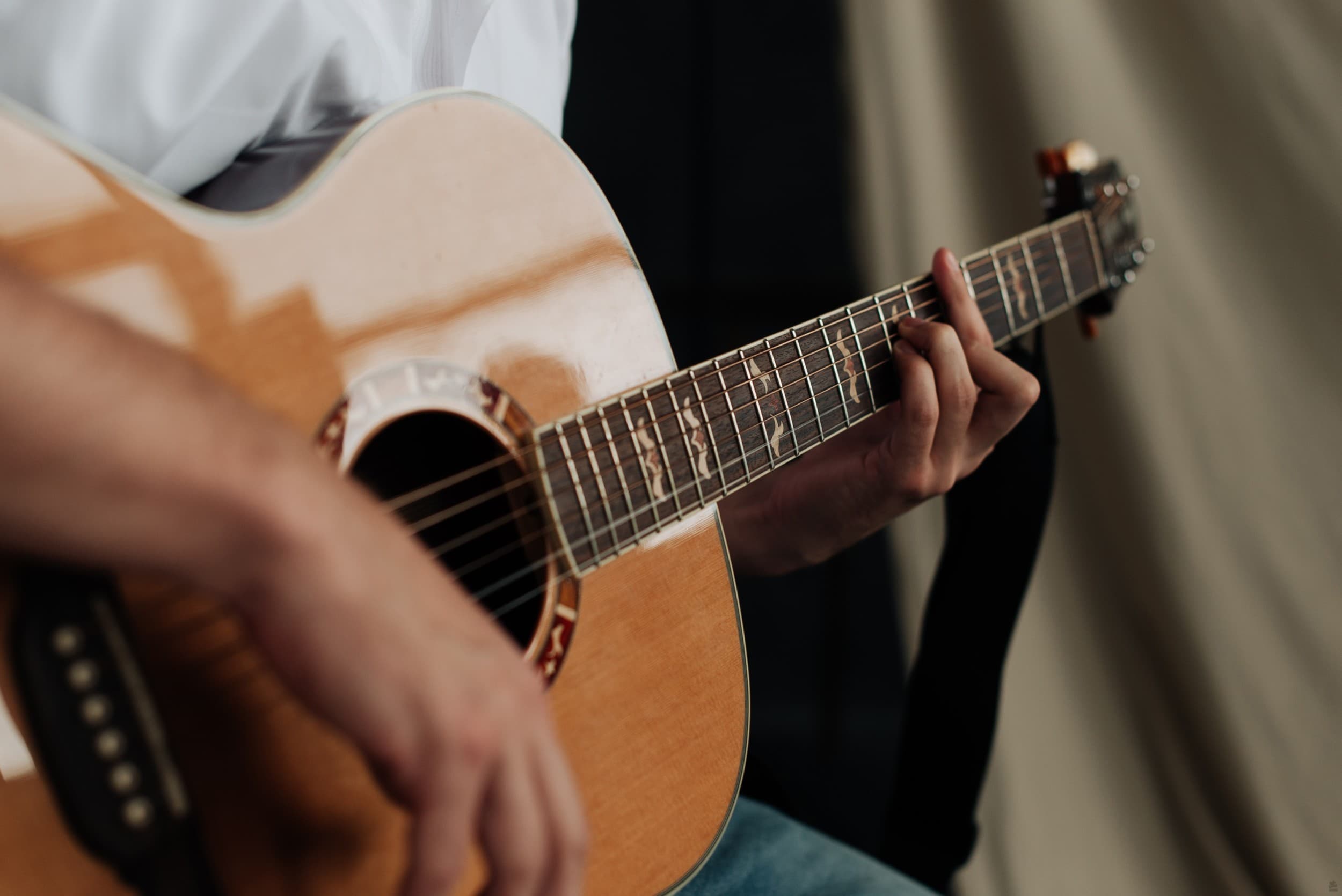 Akustinės gitaros pamokos (8 kartai)