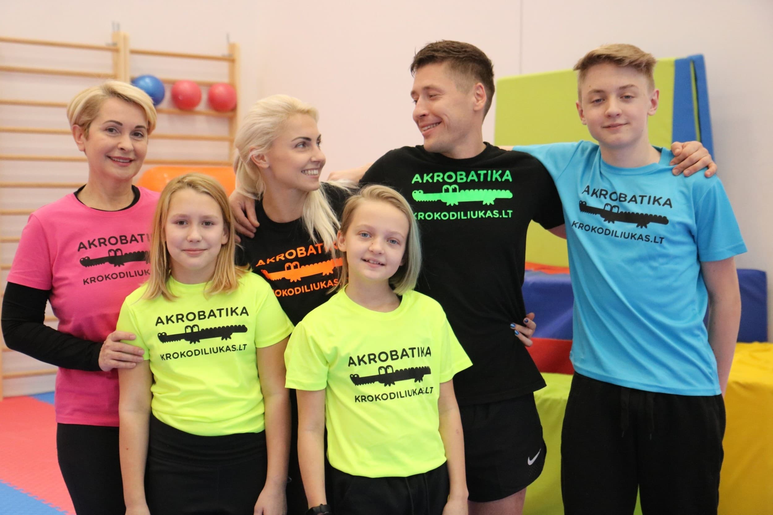 Šeimos akrobatika (suaugęs ir vaikas) studijoje „Krokodiliukas“ | Laisvalaikio Dovanos