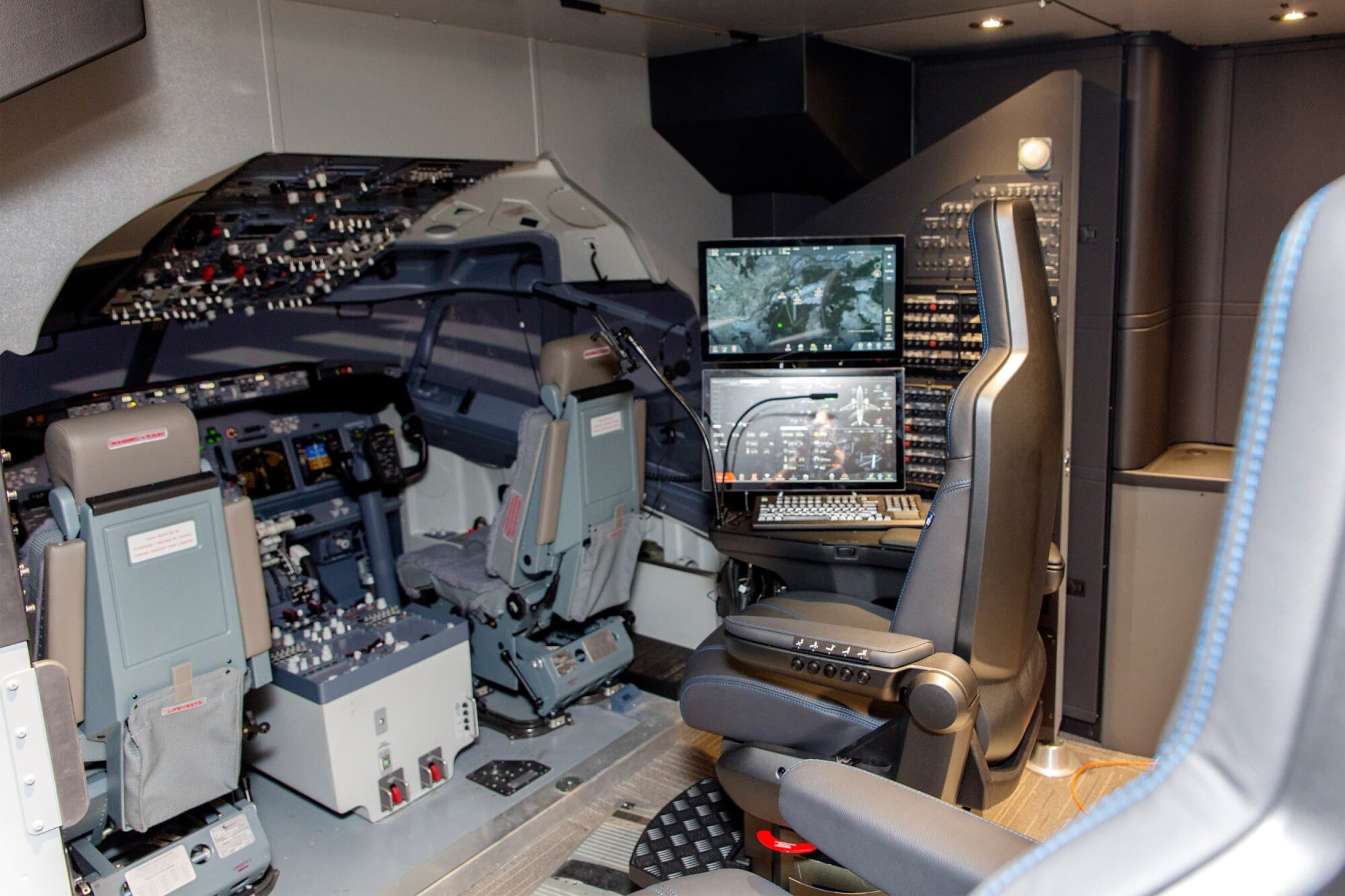 Išbandyk realaus skrydžio „Airbus A320“ simuliatorių