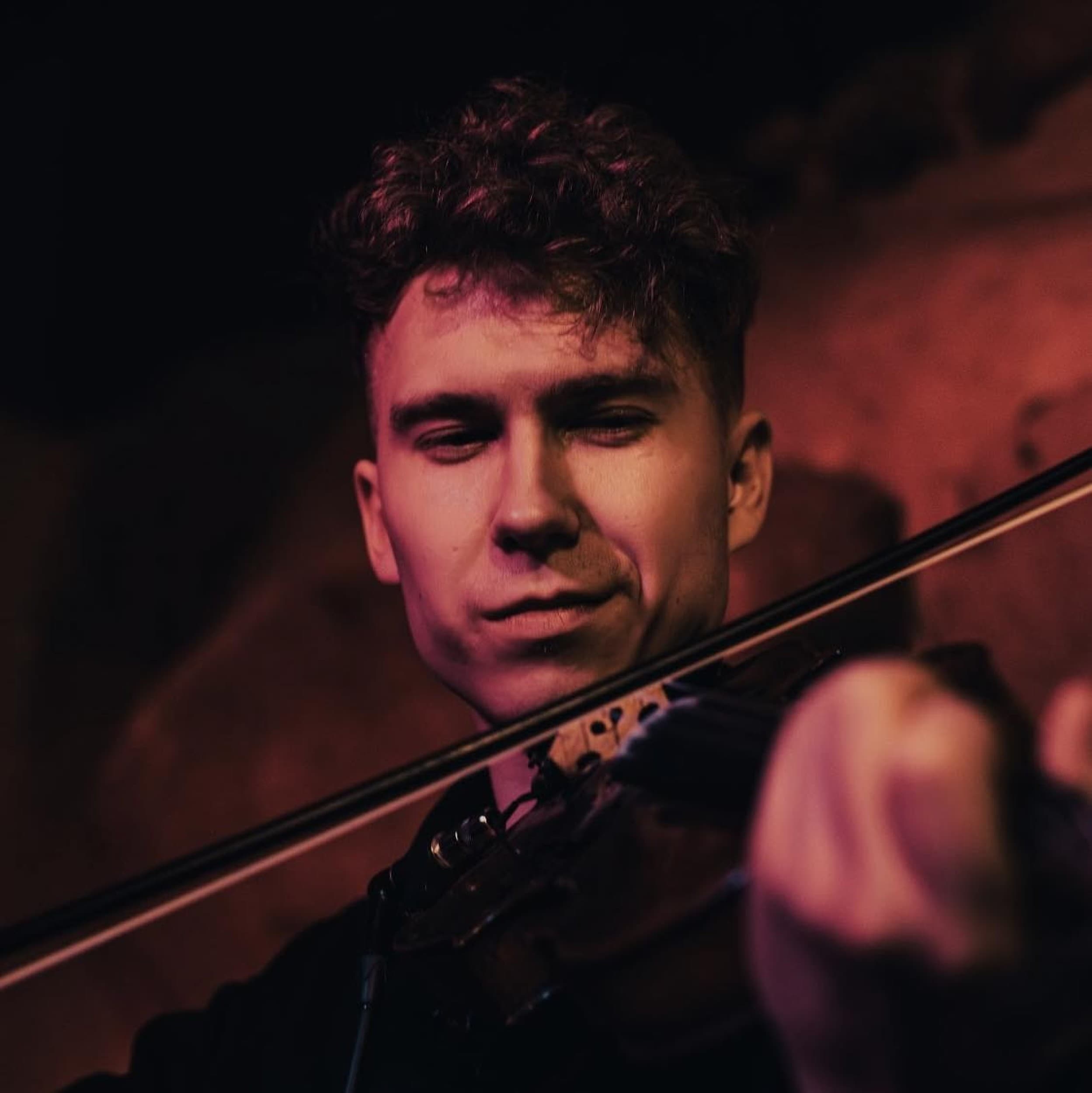 Smuiko pamokos muzikos studijoje „Visos Stygos“