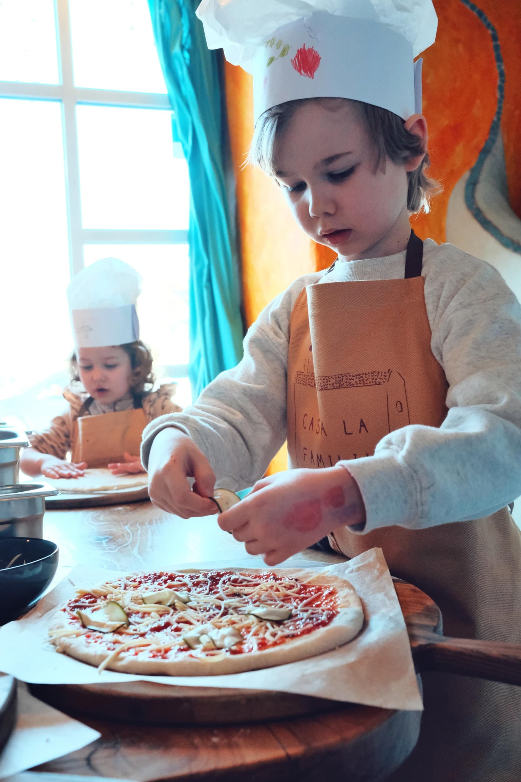 Picų kepimo pamokėlė vaikams picerijoje „Casa La Familia“