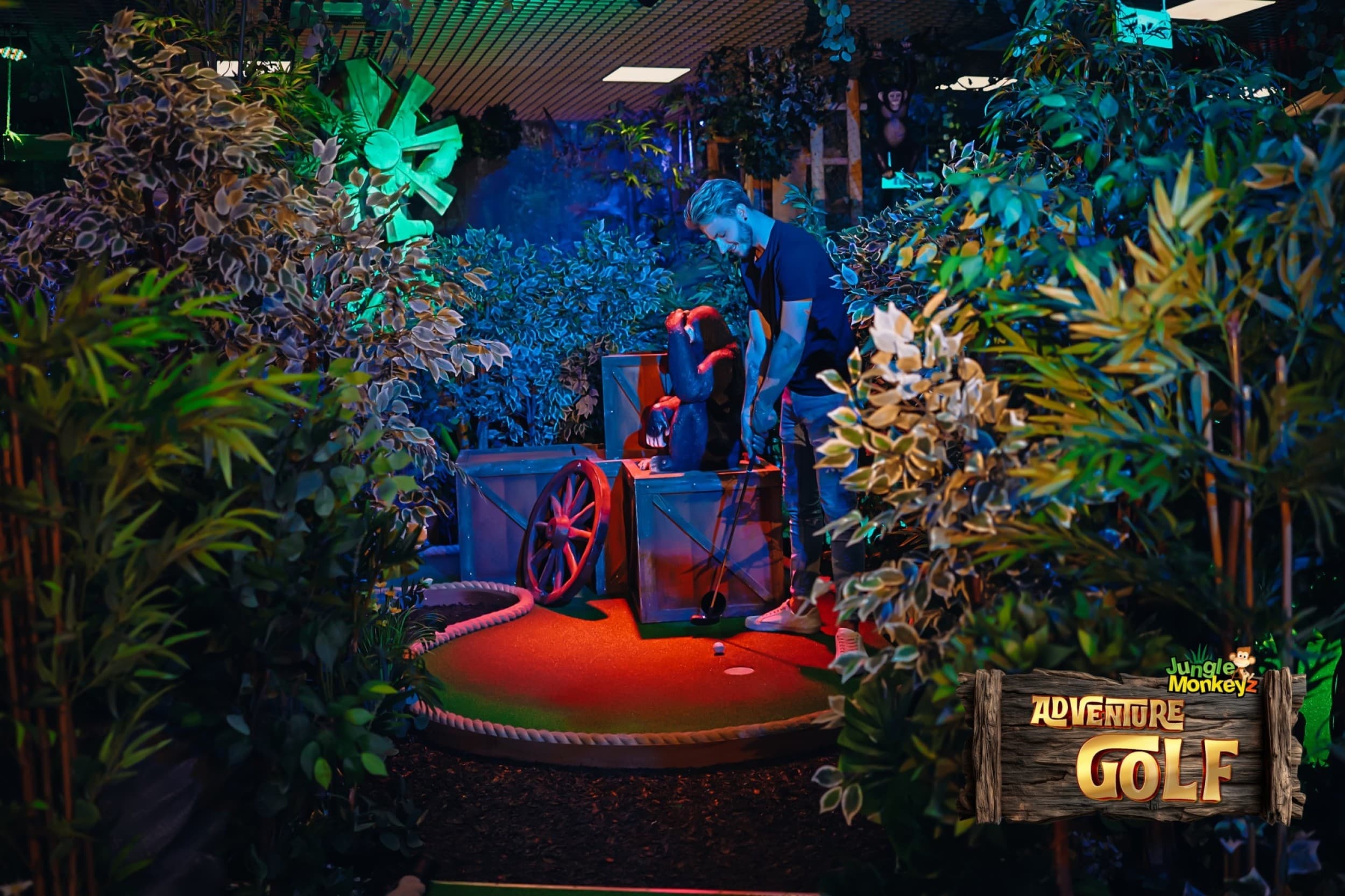 Mini golfo pramoga šeimai „Jungle Monkeyz“ studijoje  | Laisvalaikio Dovanos