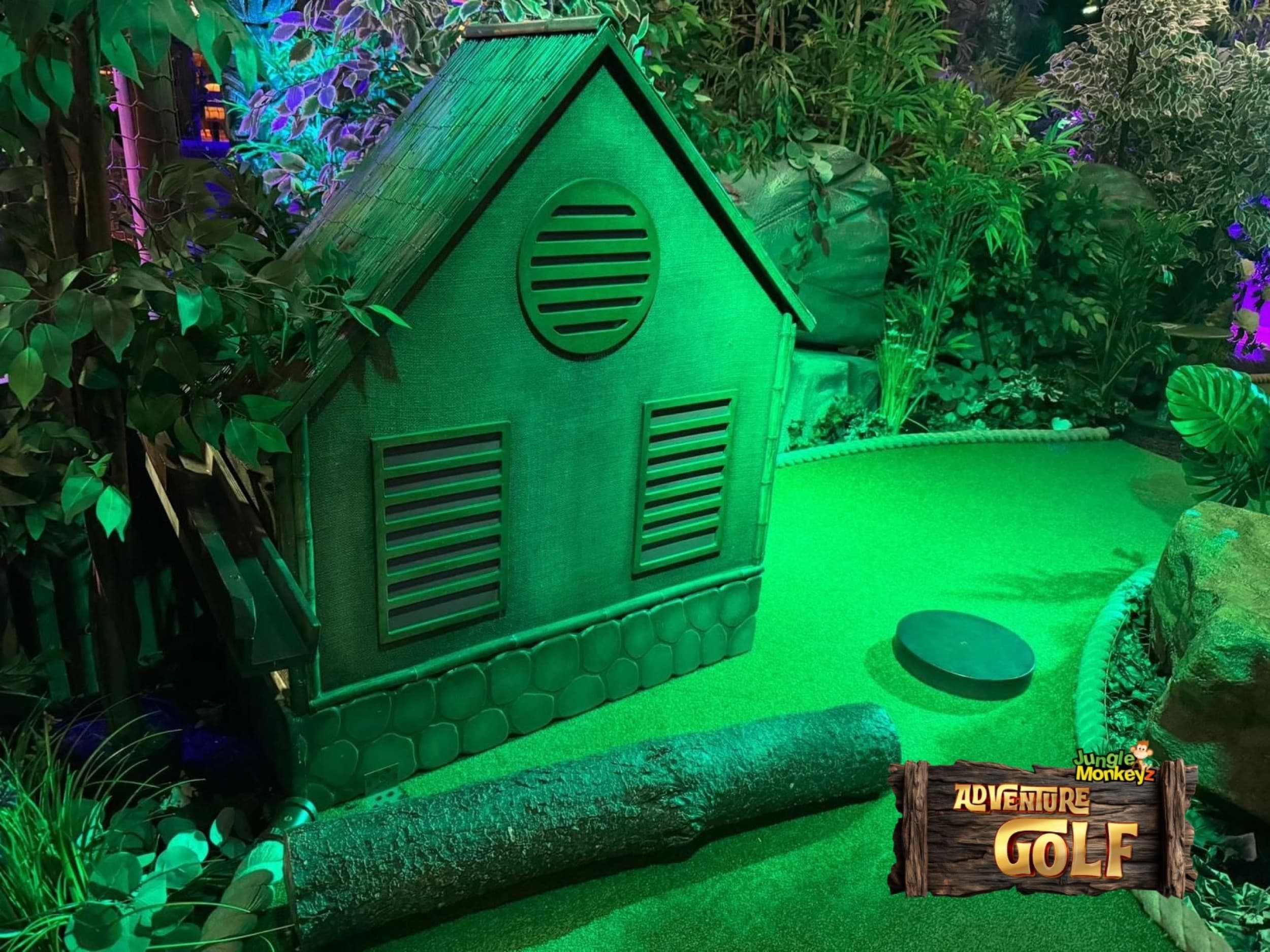Mini golfo pramoga dviem „Jungle Monkeyz“ studijoje