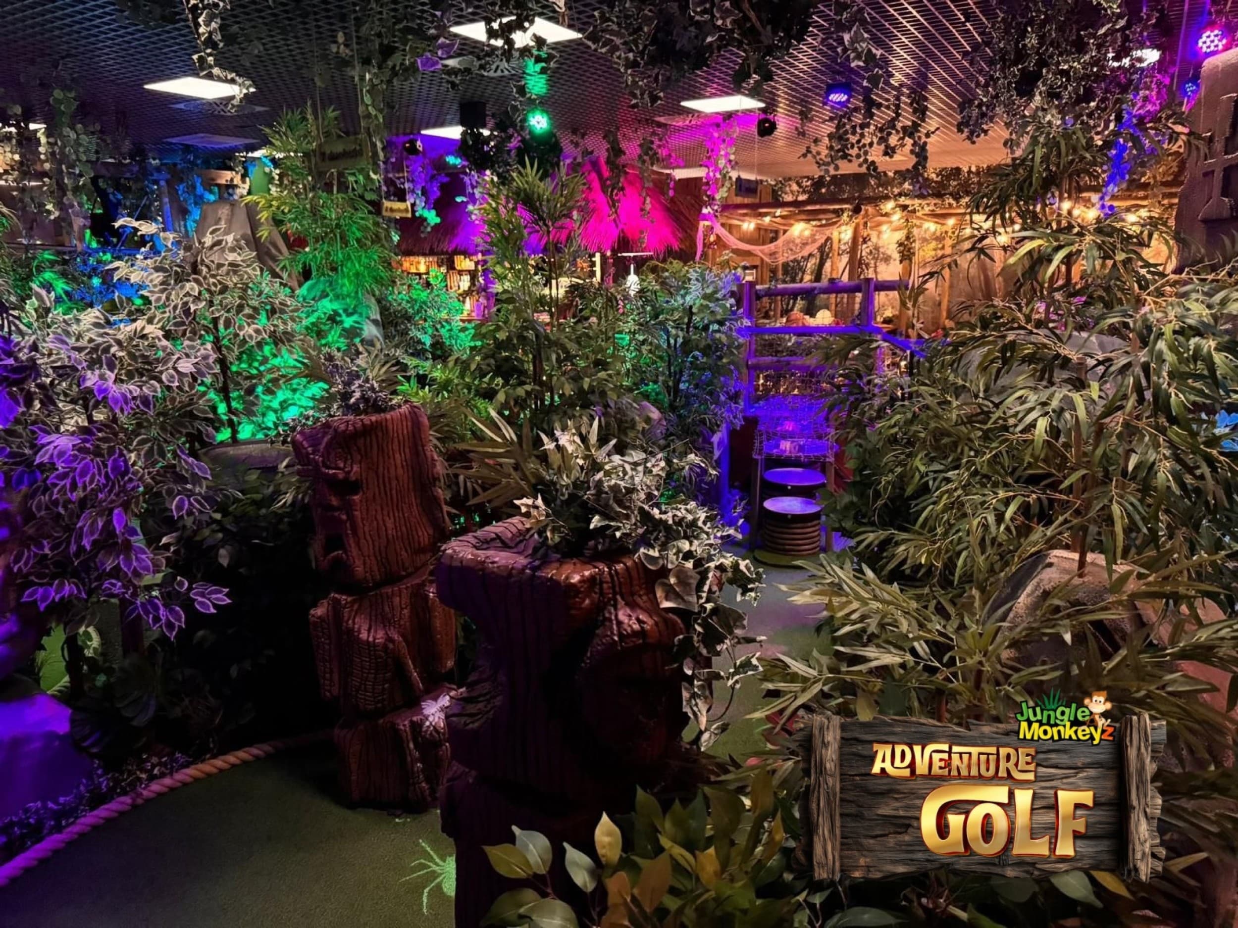 Mini golfo pramoga dviem „Jungle Monkeyz“ studijoje
