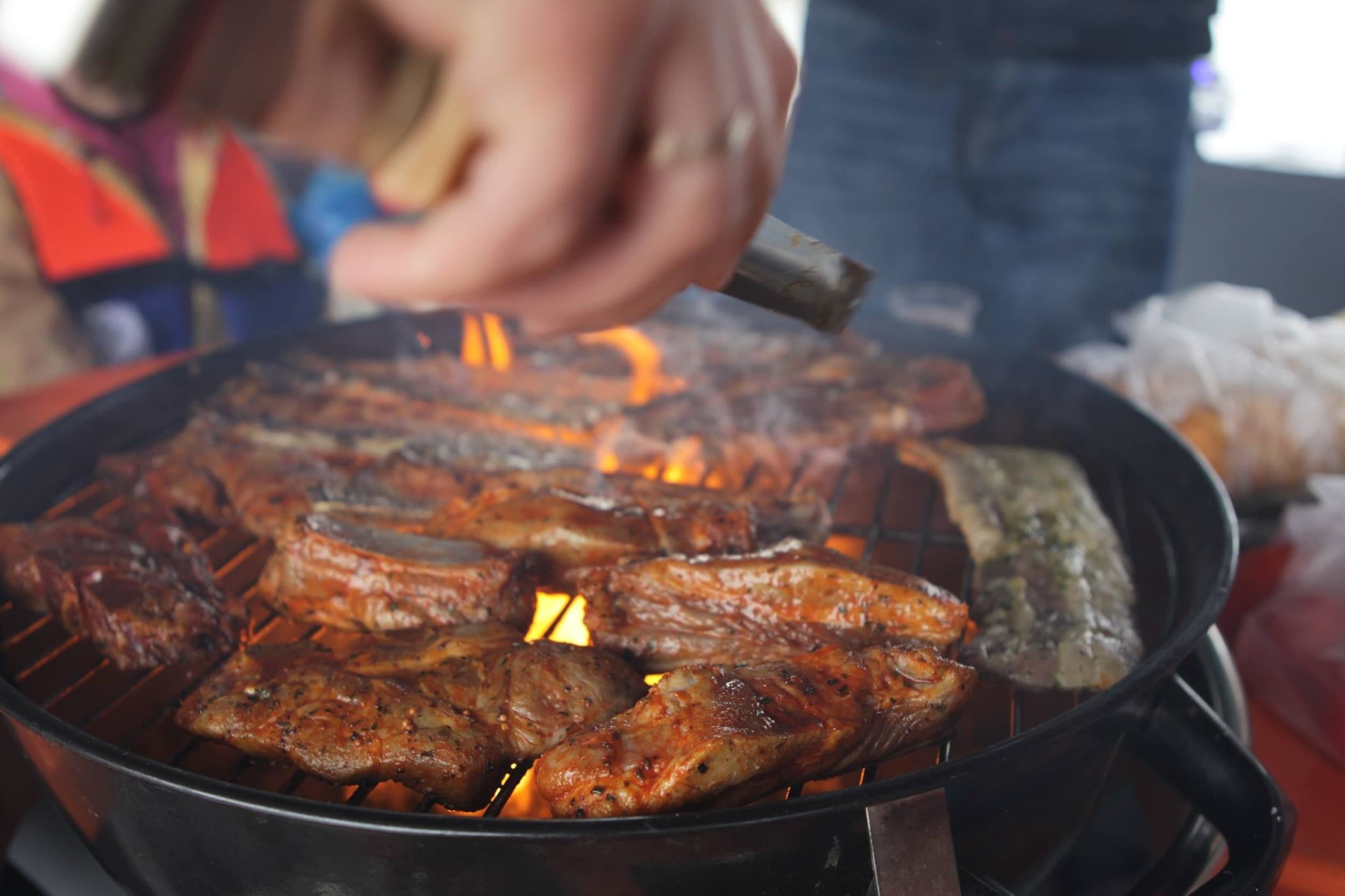 Pasiplaukiojimas „BBQ laivu“ Trakuose kitaip | Laisvalaikio Dovanos
