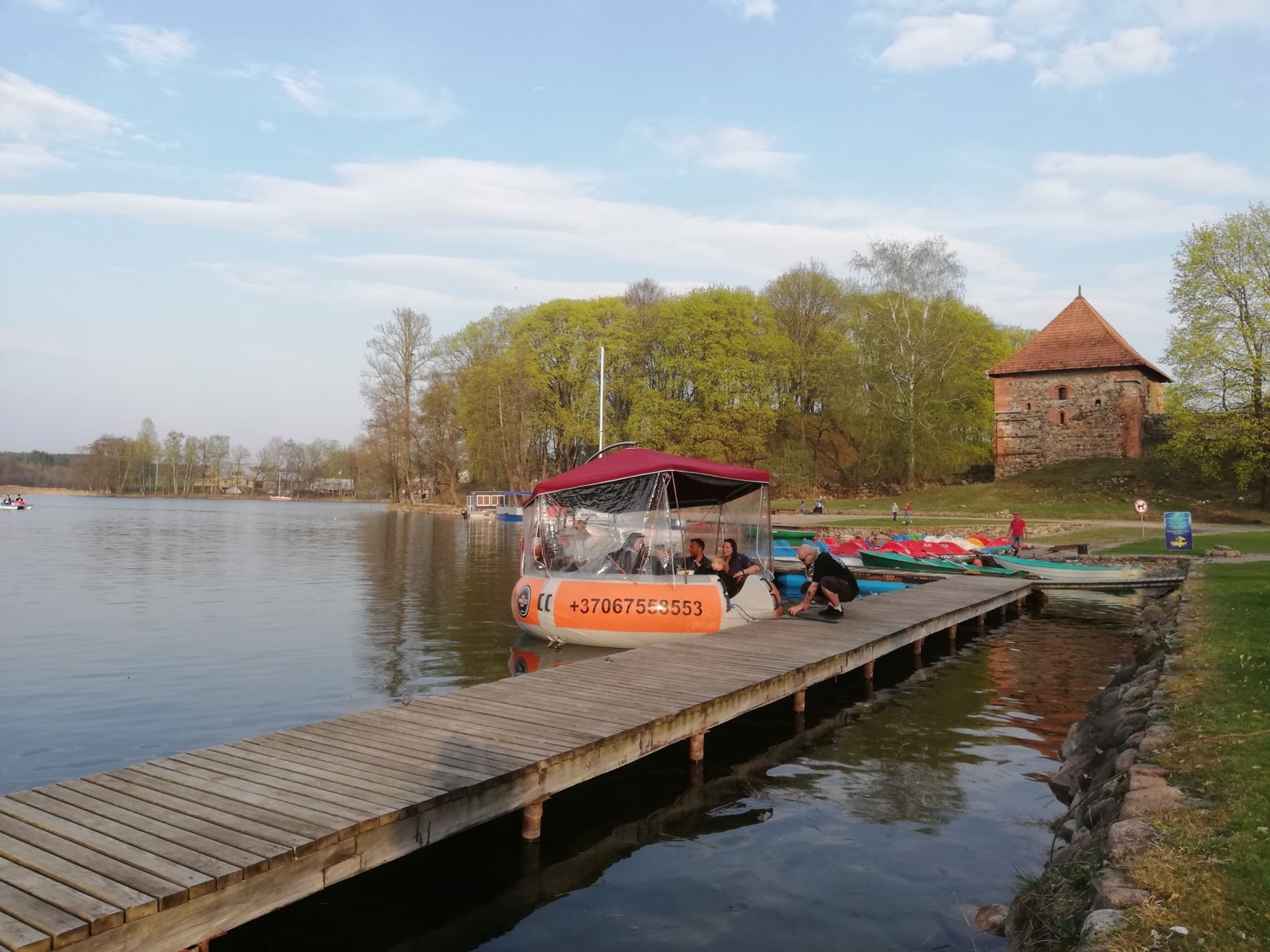 Išskirtinis pasiplaukiojimas „BBQ laivu“ Trakuose | Laisvalaikio Dovanos
