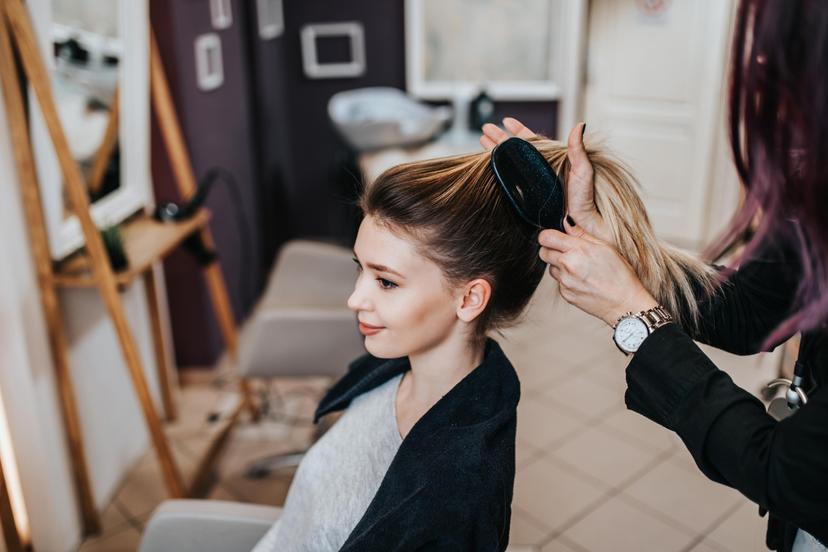 Dvigubo drėkinimo procedūra pažeistiems plaukams