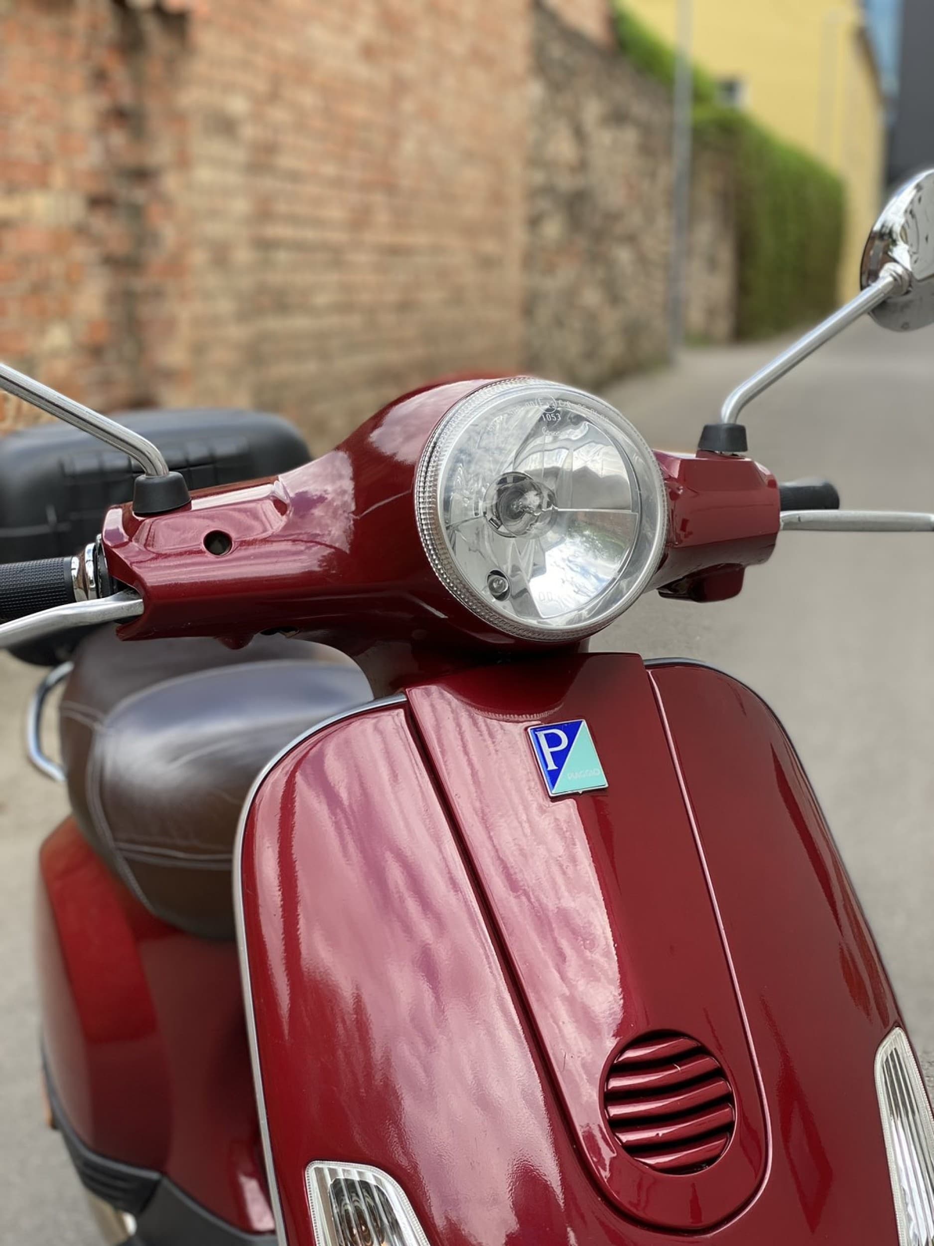 Gaudyk vėją skriedamas motoroleriu