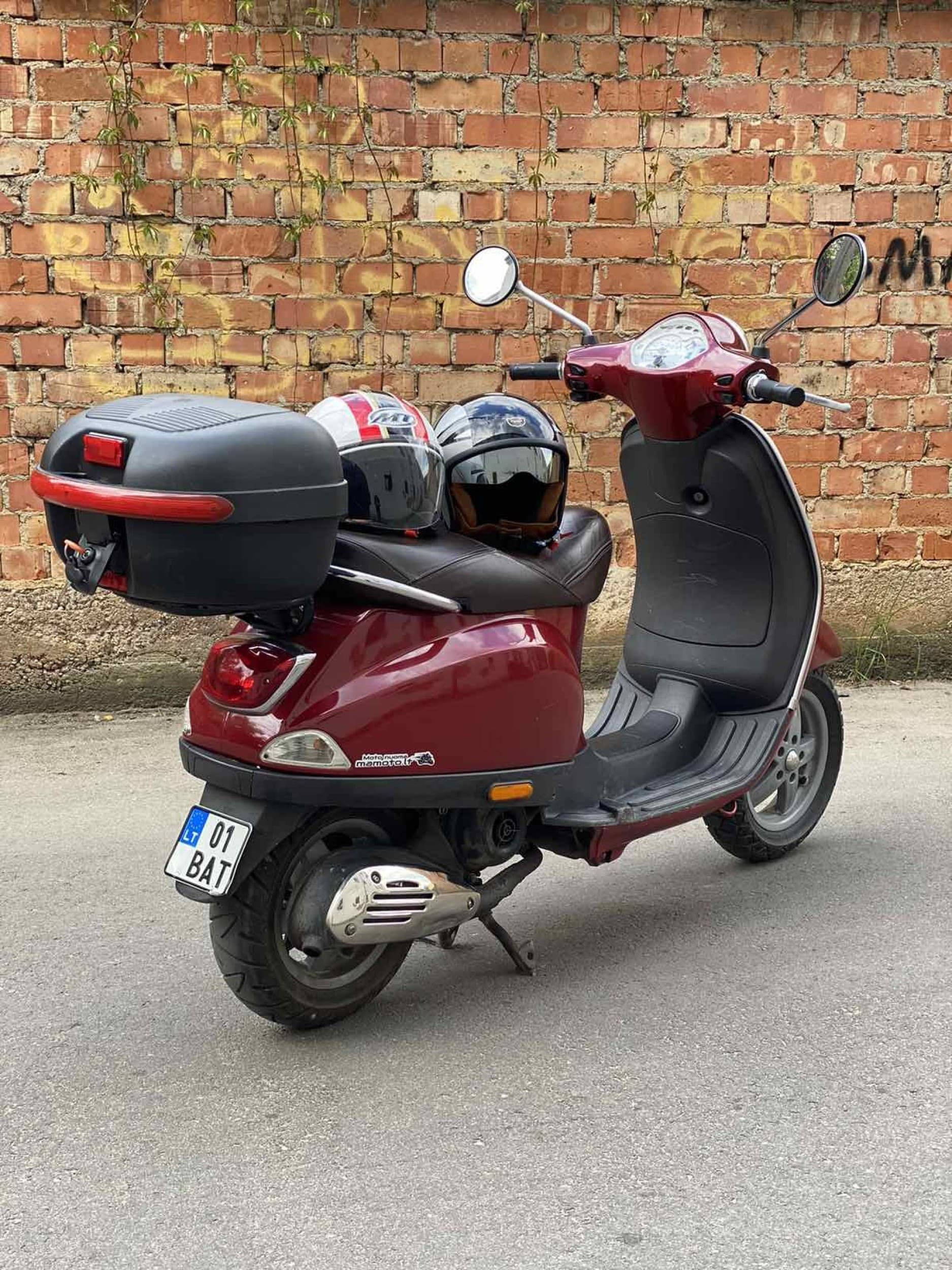 Gaudyk vėją skriedamas motoroleriu