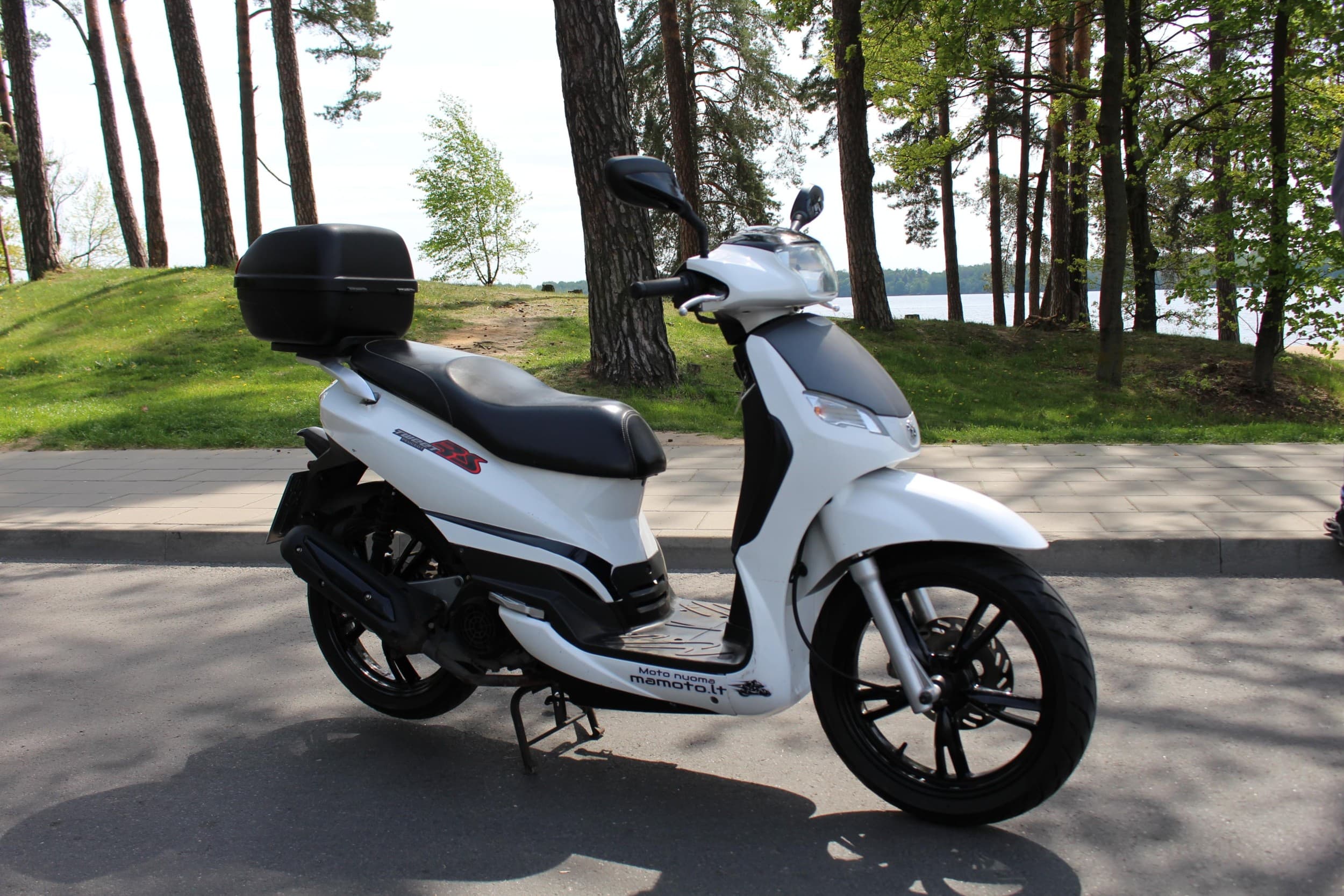 Gaudyk vėją skriedamas motoroleriu