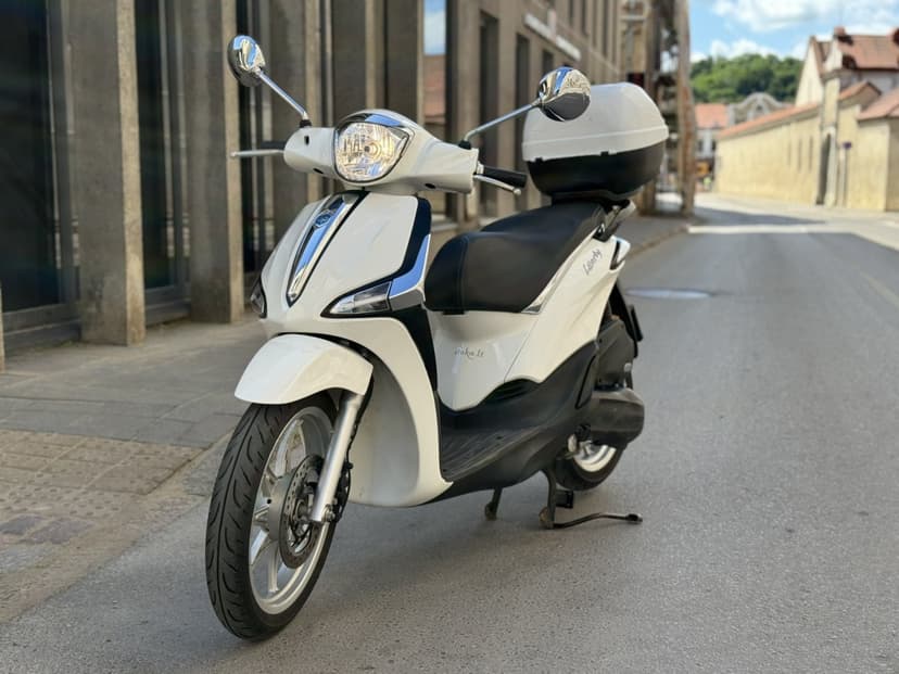 Gaudyk vėją skriedamas motoroleriu