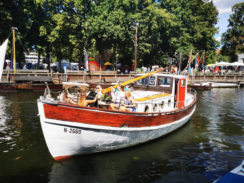 Išskirtinis 1 val. pasiplaukiojimas su draugais laivu „Tu vėjo paklausk“