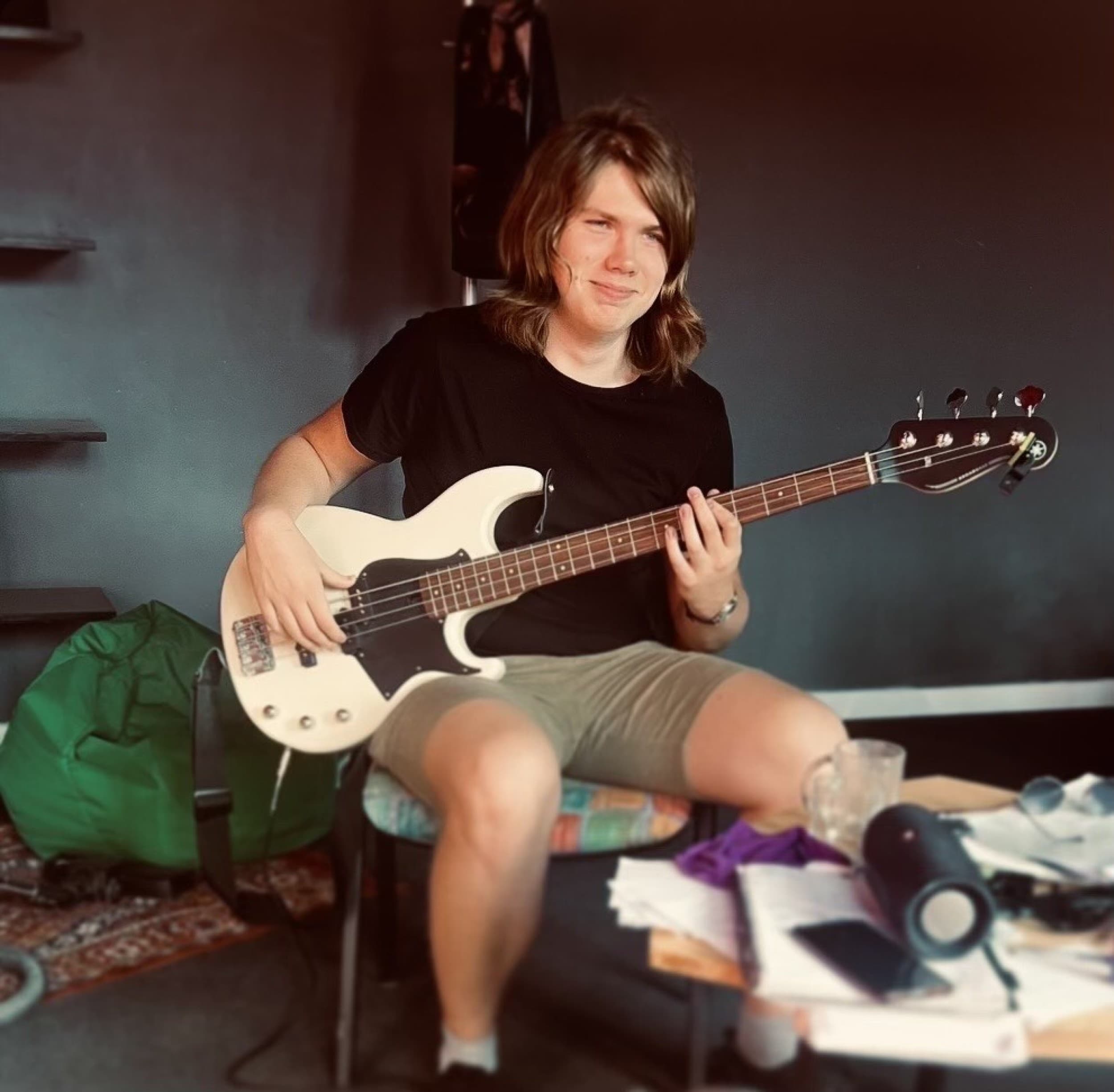4 bosinės gitaros pamokos studijoje „Studio 34“