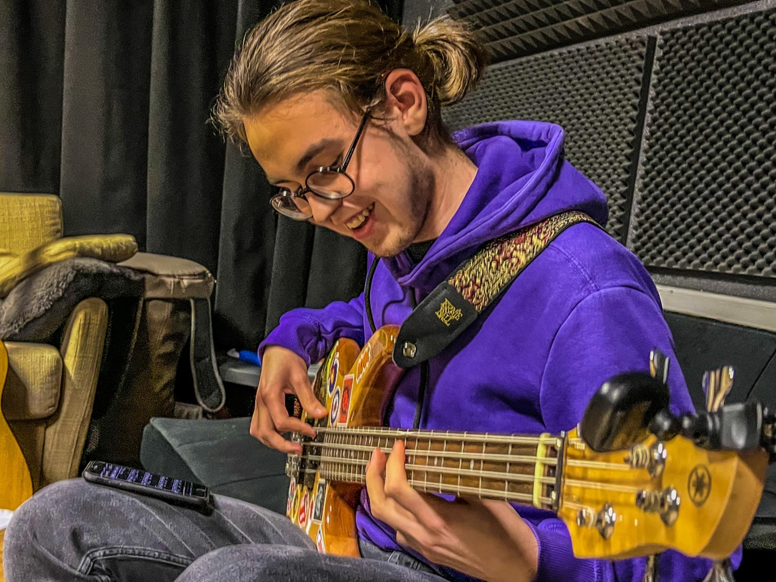 4 bosinės gitaros pamokos studijoje „Studio 34“