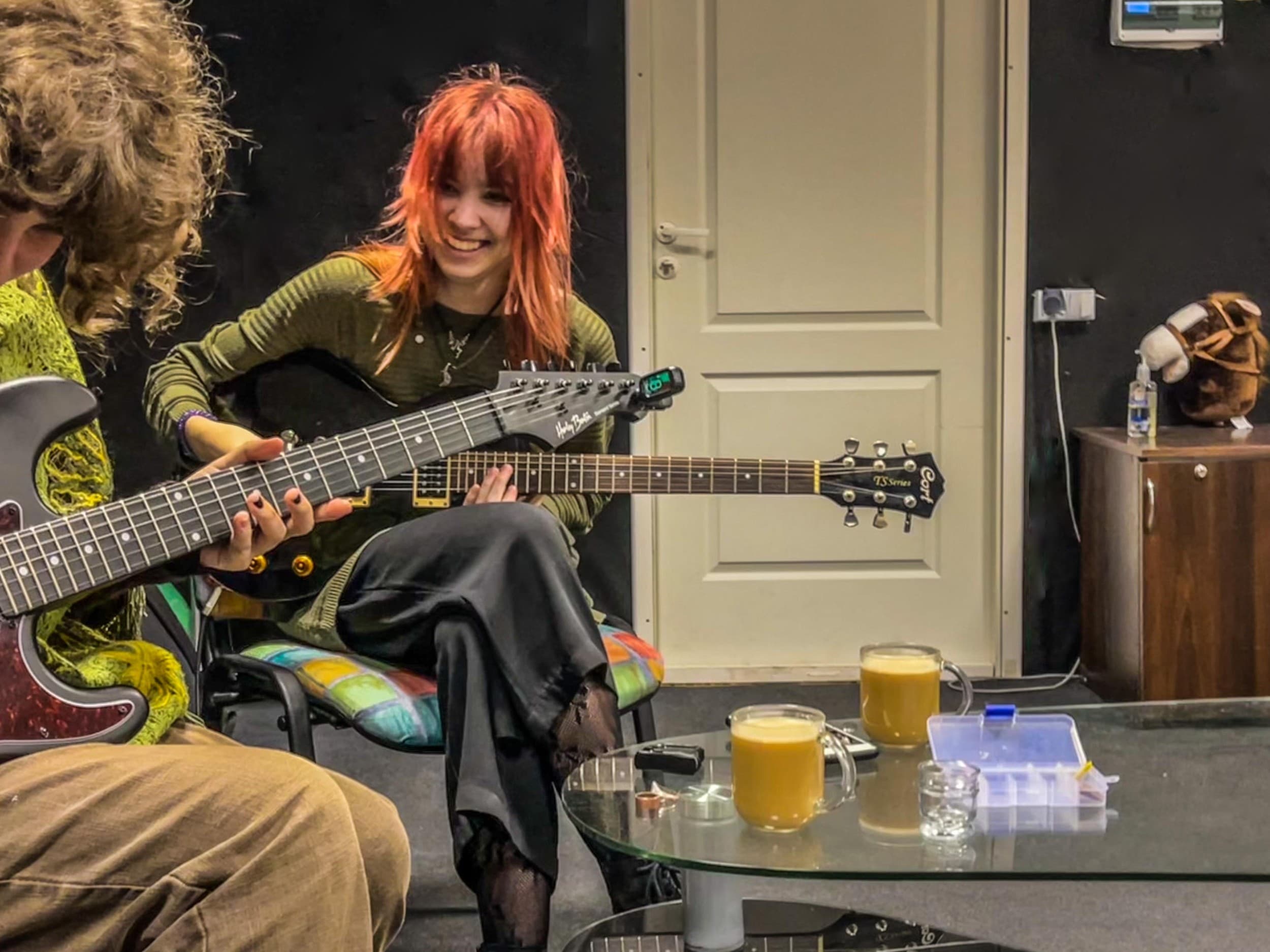 4 bosinės gitaros pamokos studijoje „Studio 34“