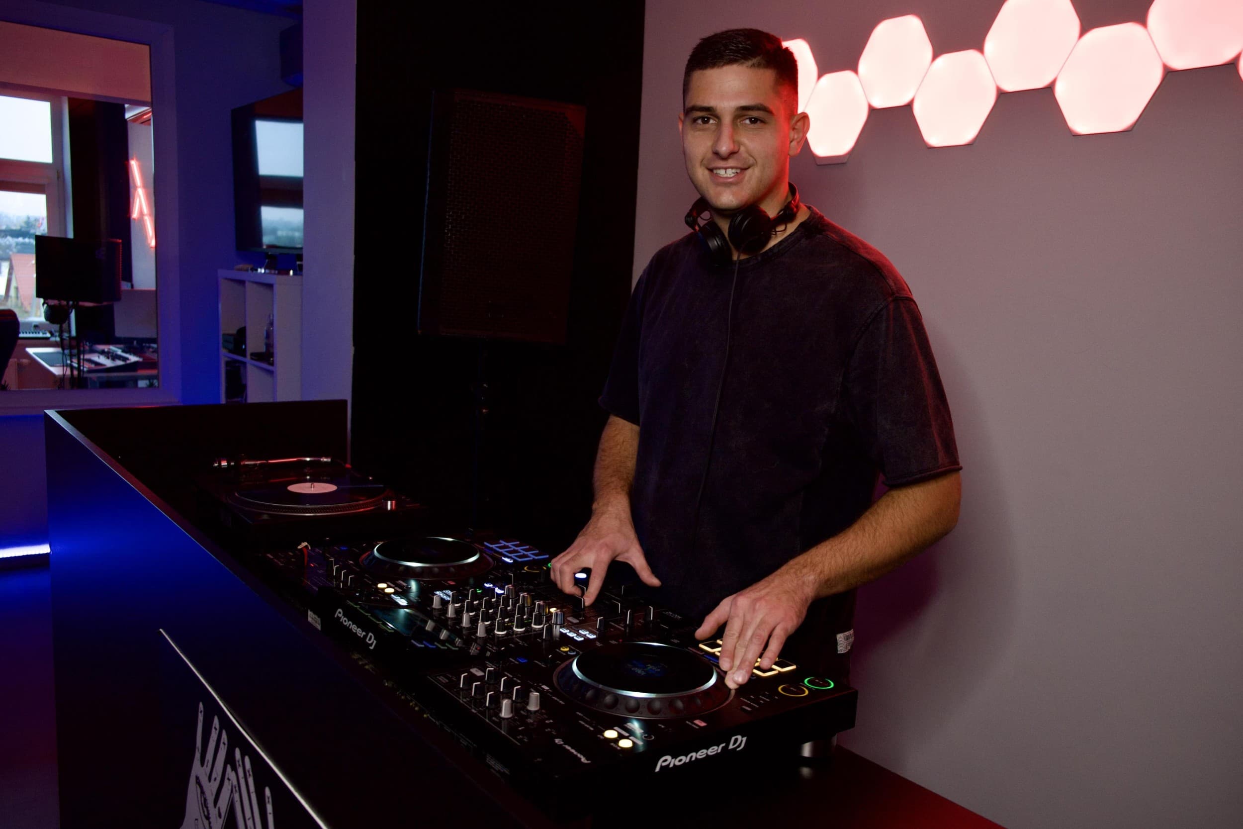 Vaiko gimtadienio šventė DJ studijoje „ATIK ESUP“ | Laisvalaikio Dovanos