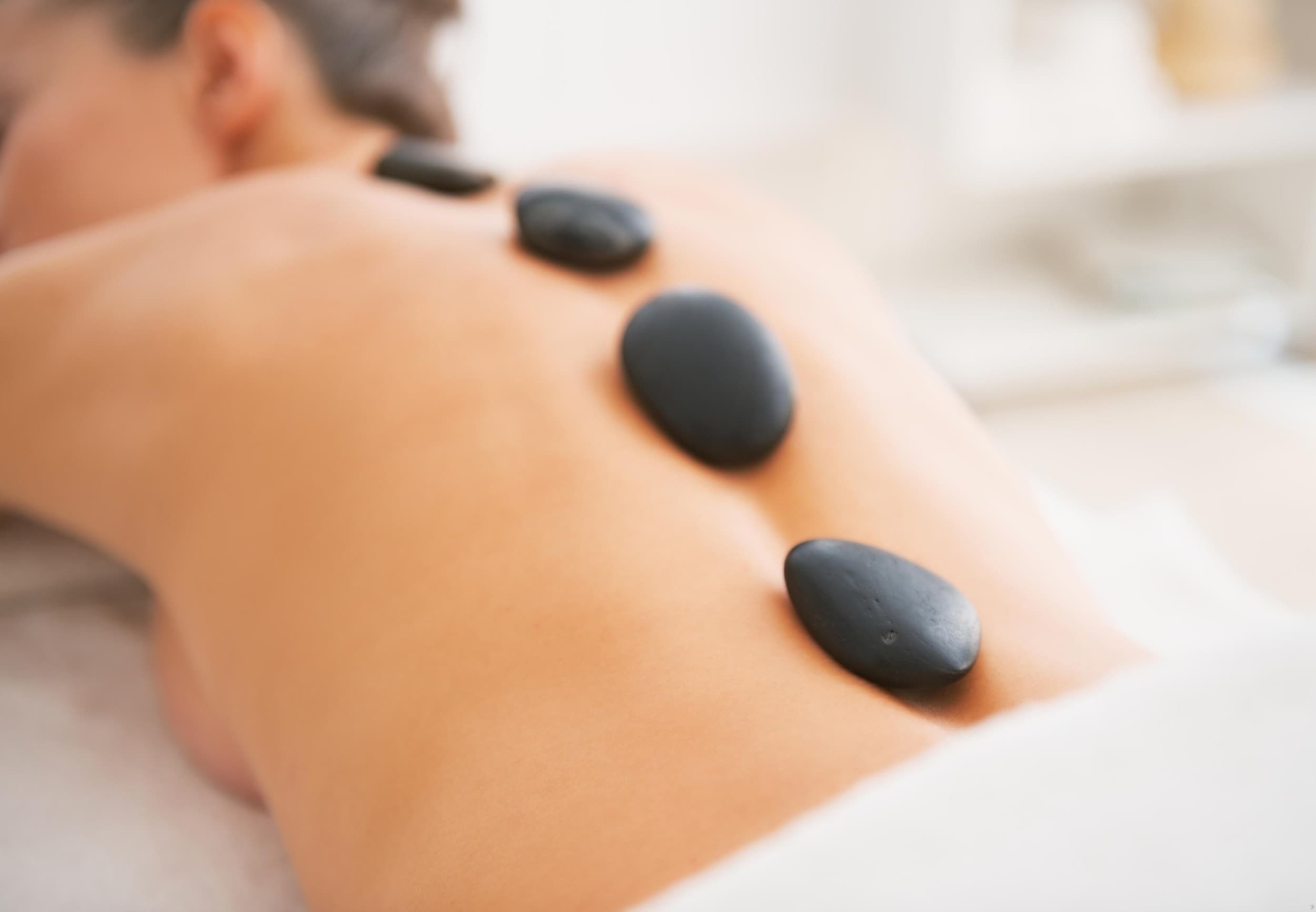 Masažas karštais akmenimis su aromaterapija