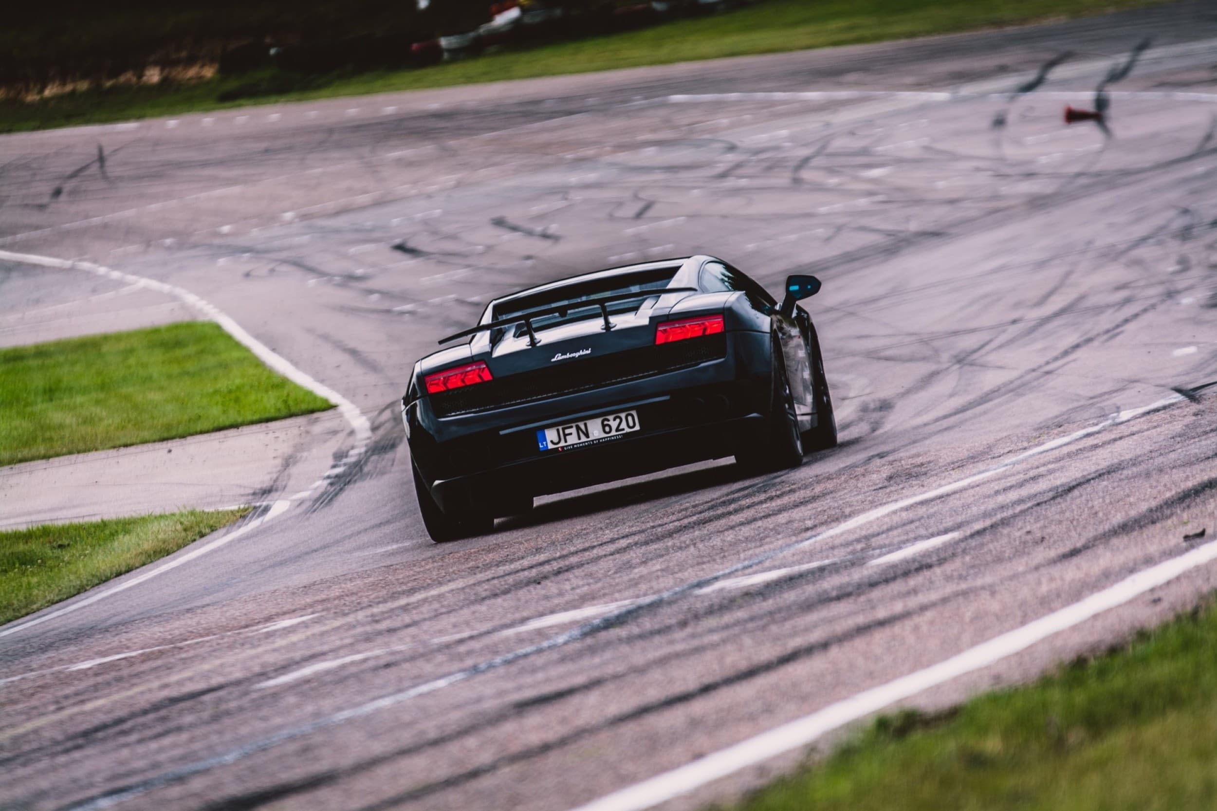 Pasivažinėjimas Ferrari arba Lamborghini „Nemuno žiede“