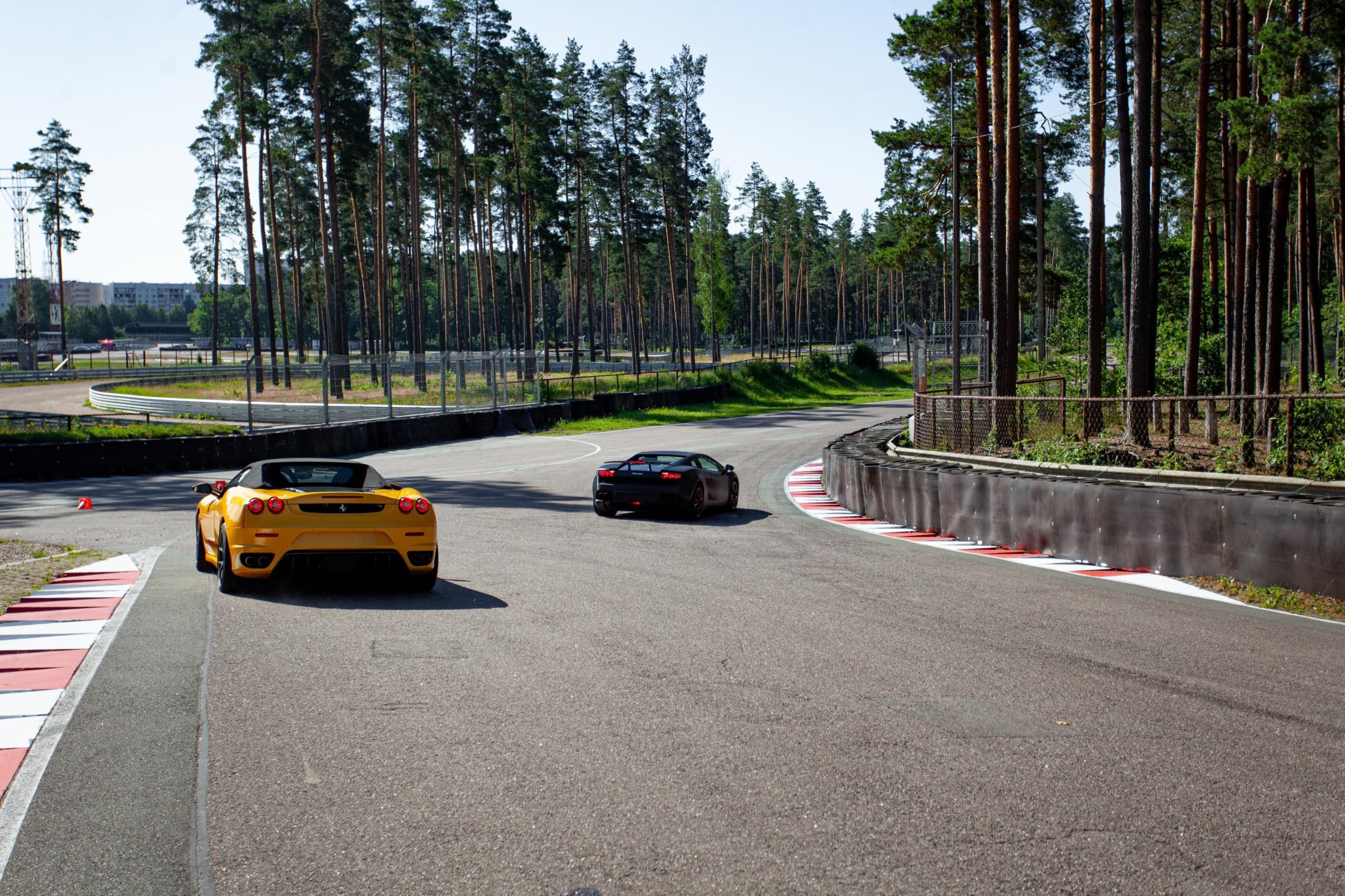 Pasivažinėjimas Ferrari arba Lamborghini „Nemuno žiede“