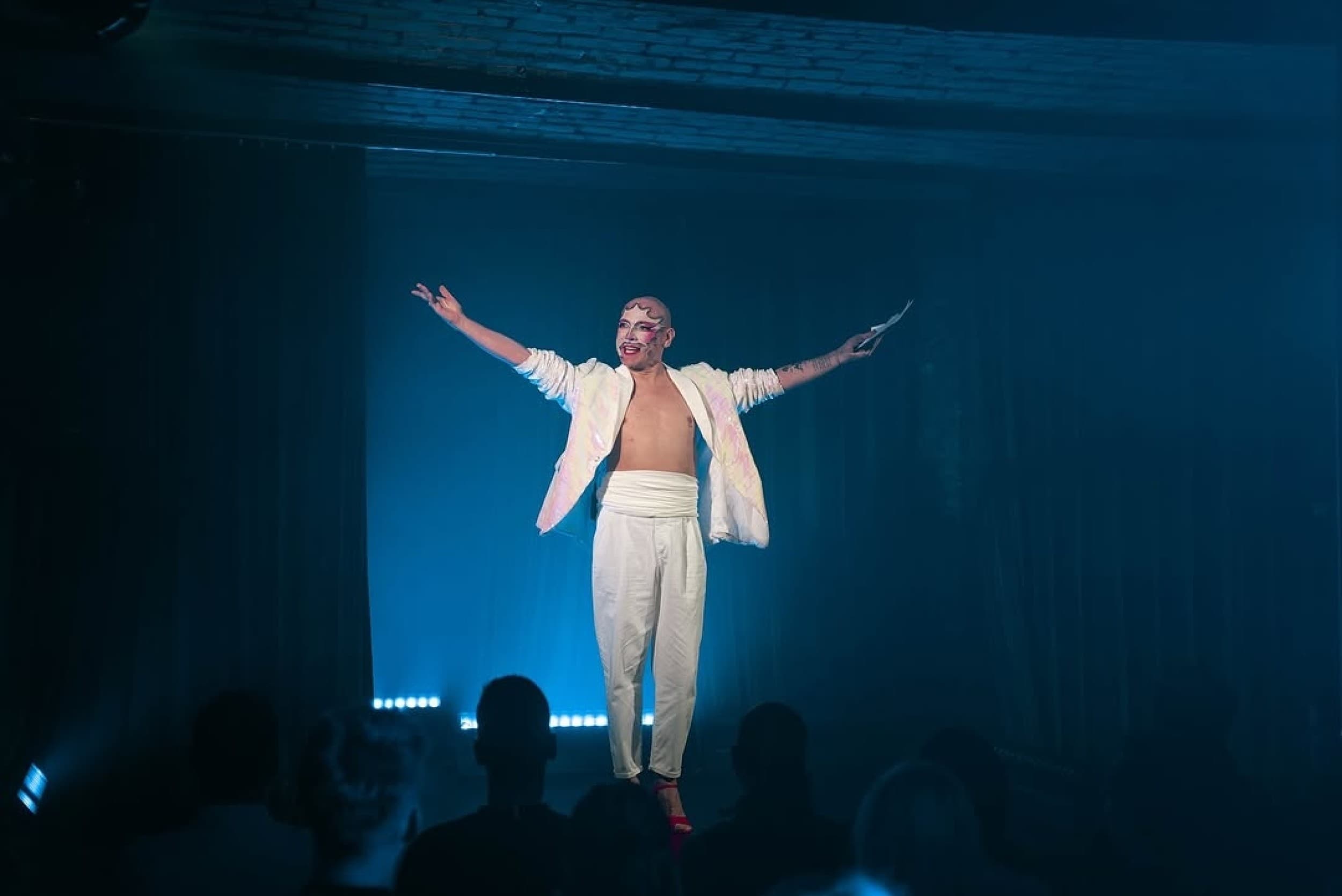 2 sėdimos vietos kabareto klube Nijinsky III