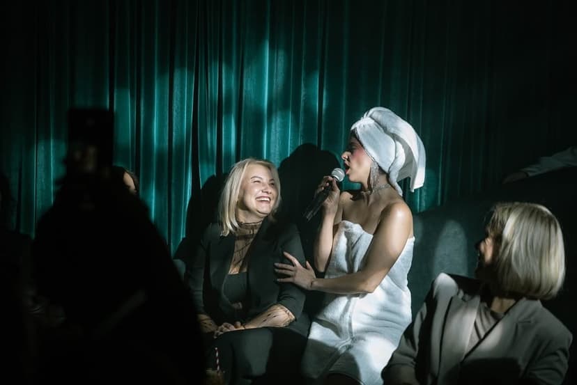 2 sėdimos vietos kabareto klube Nijinsky III