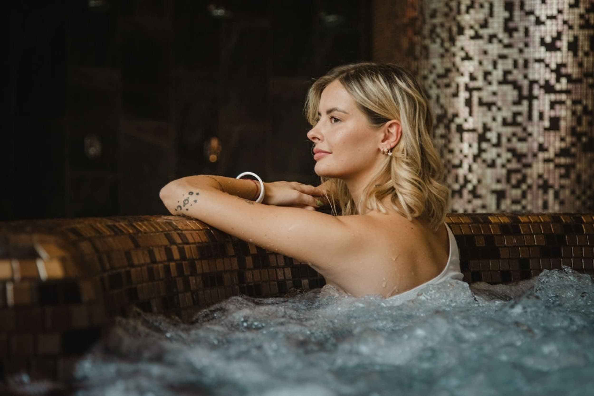 Poilsis SPA „Aušra“ baseino ir pirčių erdvėje su „Stimawell“ nugaros masažu | Laisvalaikio Dovanos