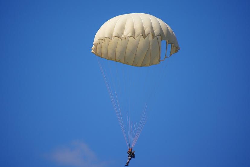 Šuolis apvaliu parašiutu be instruktoriaus su filmavimu