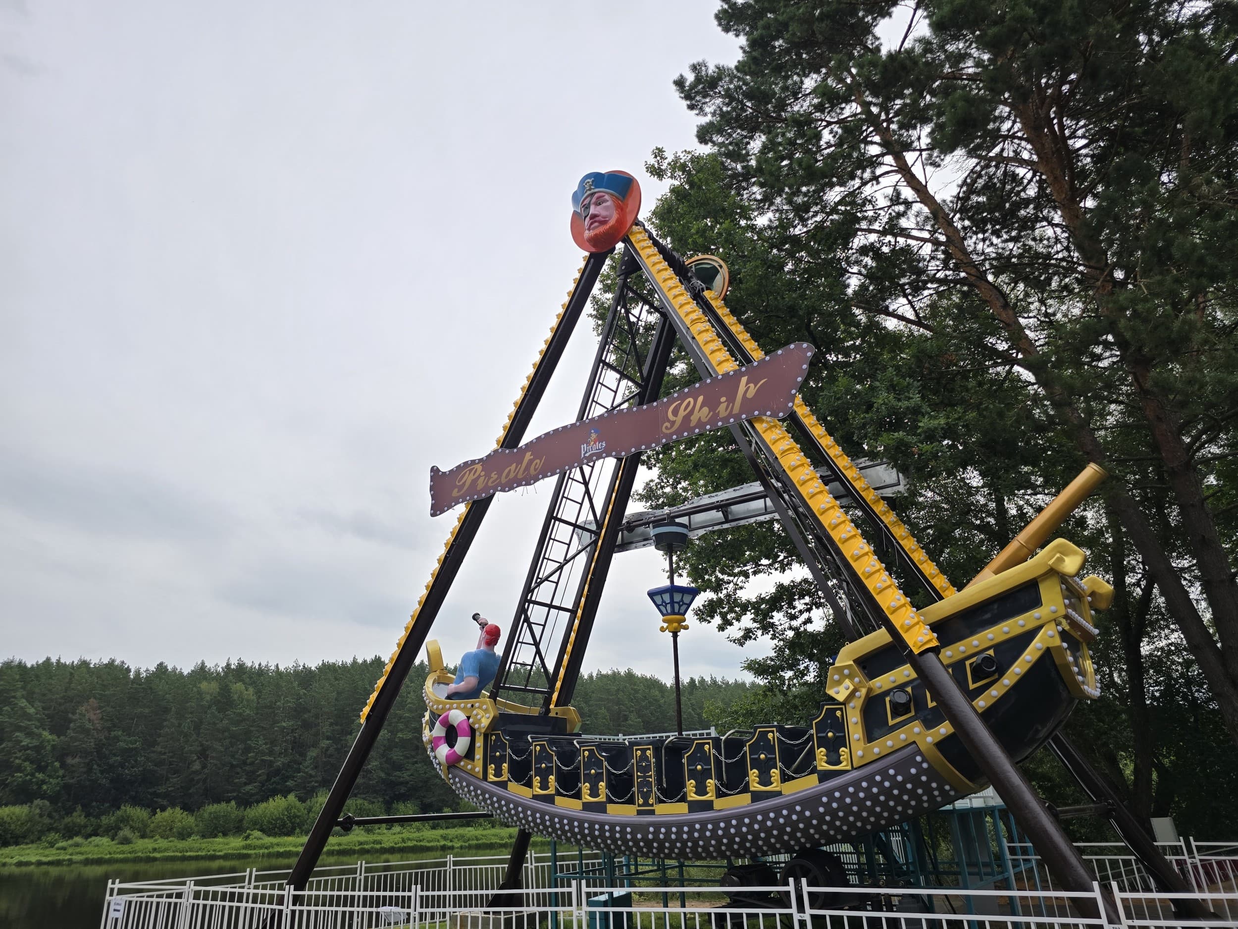 Pramogos, laipynės ir skrydis per Nemuną pramogų parke „Tarzanija“ DVIEM