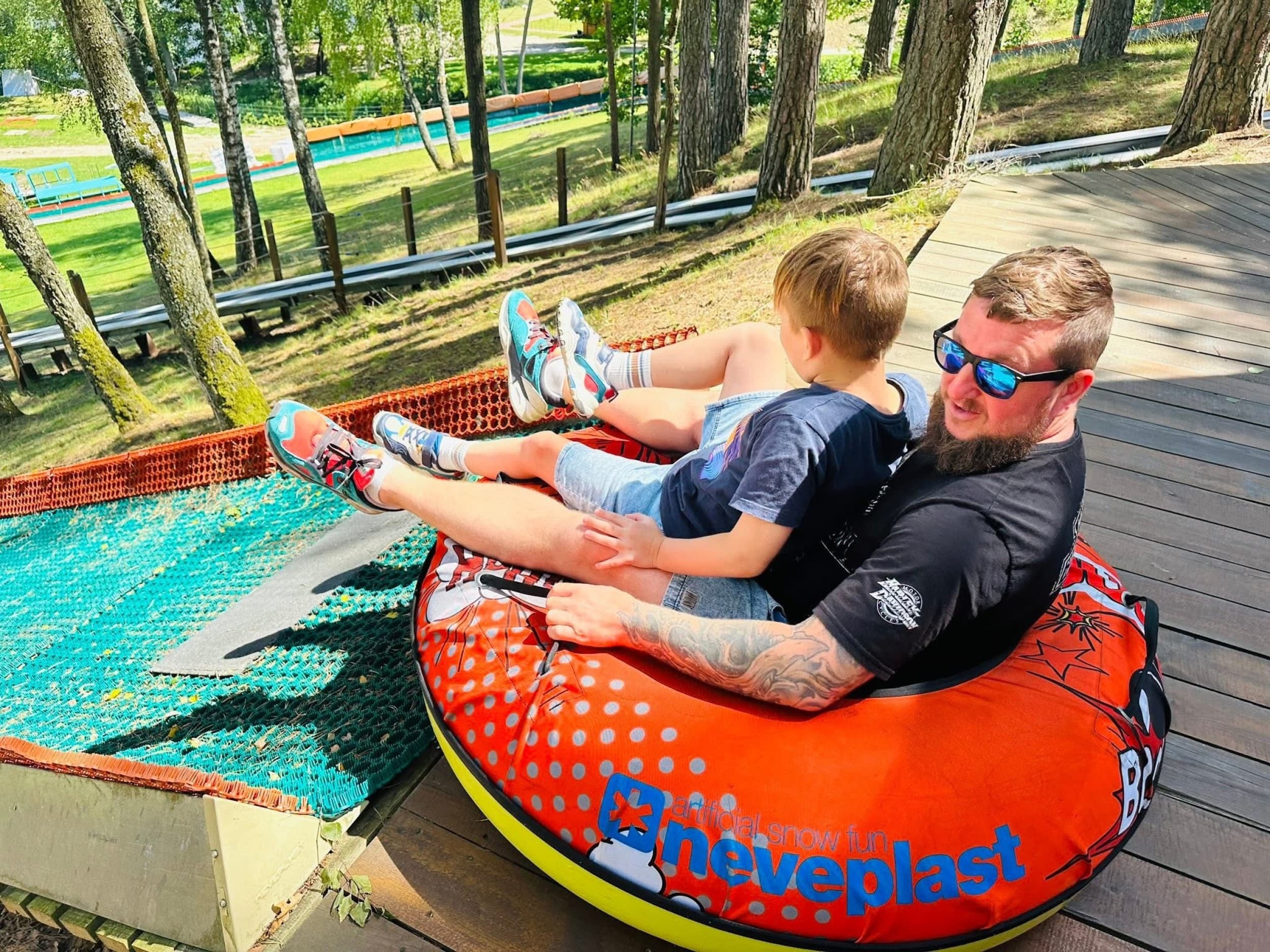 Pramogos, laipynės ir skrydis per Nemuną pramogų parke „Tarzanija“ DVIEM