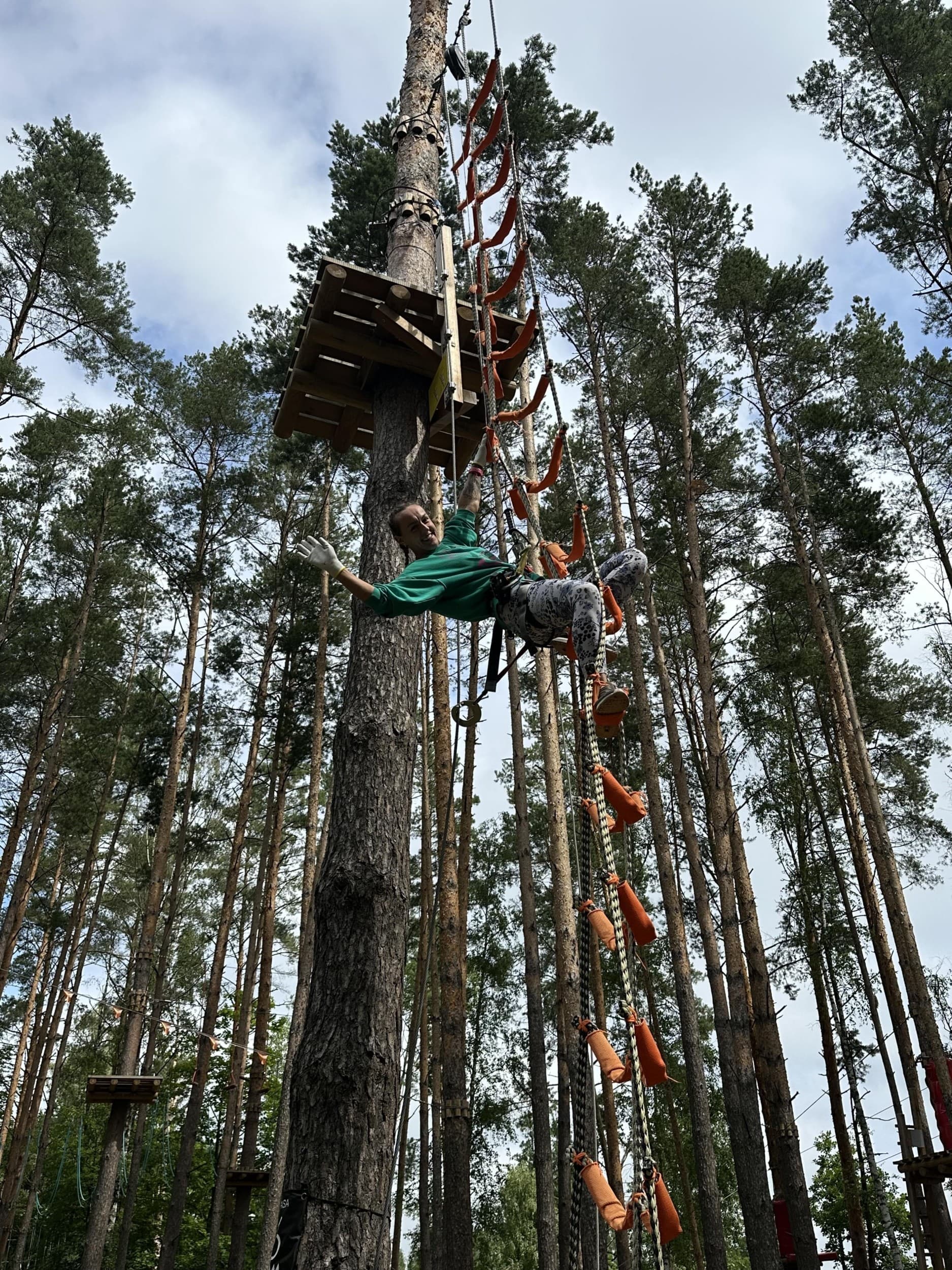 Pramogos, laipynės ir skrydis per Nemuną pramogų parke „Tarzanija“ DVIEM