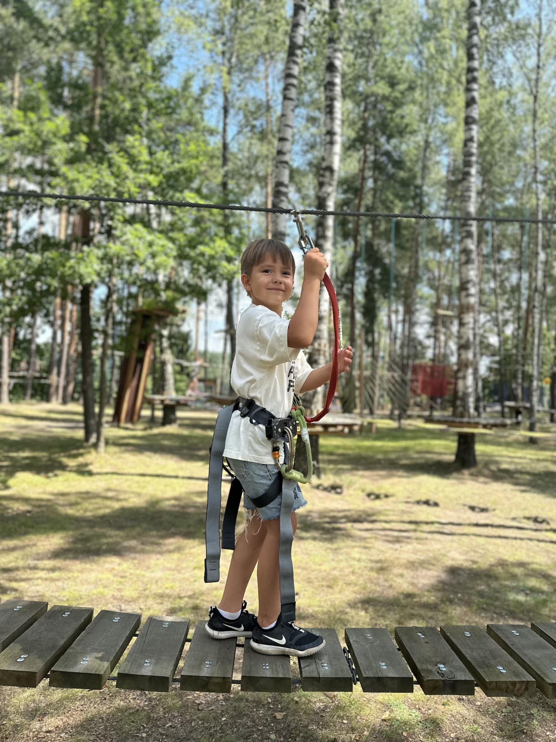 Pramogos, laipynės ir skrydis per Nemuną pramogų parke „Tarzanija“ DVIEM