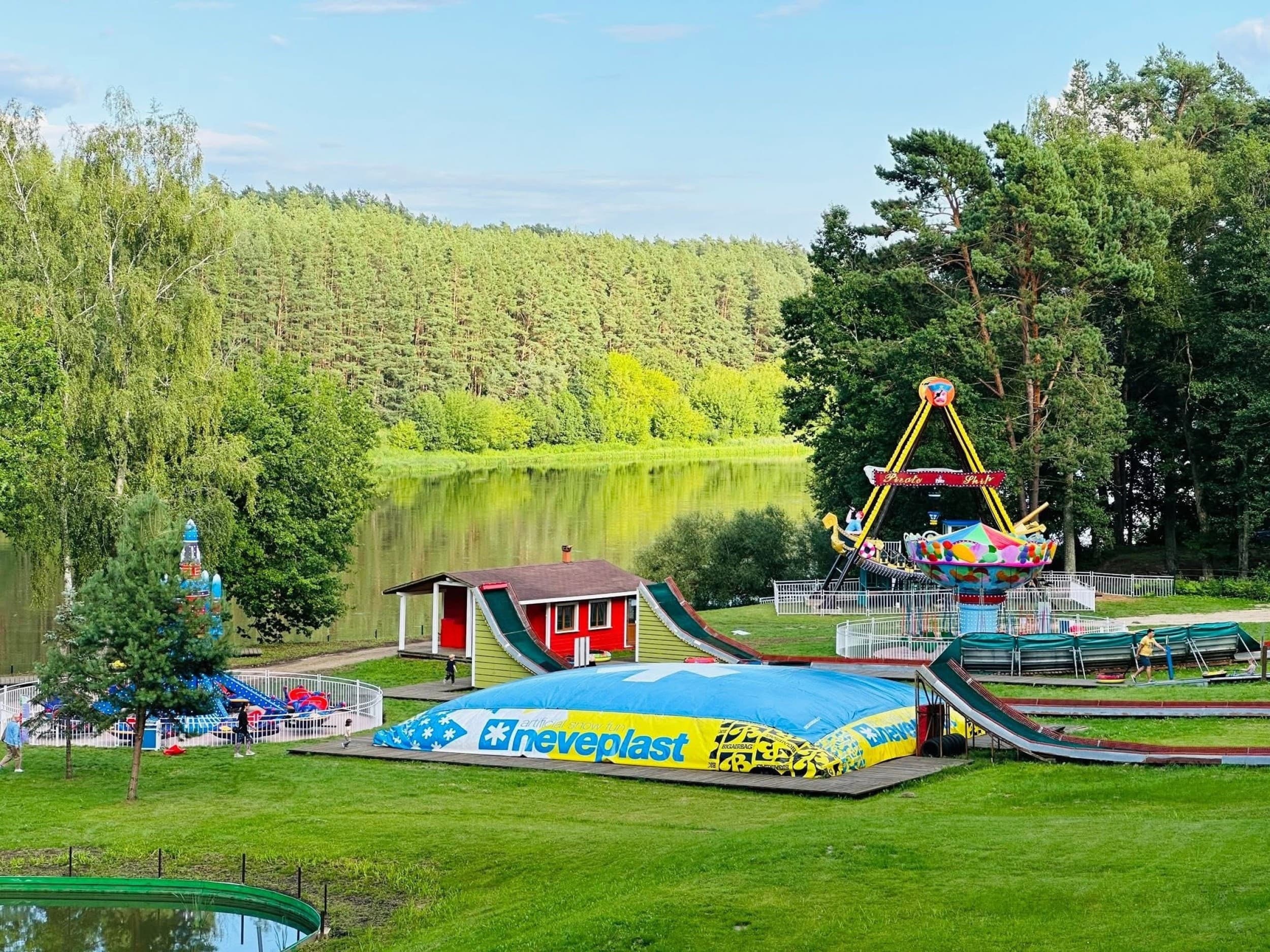 Pramogos, laipynės ir skrydis per Nemuną DVIEM pramogų parke „Tarzanija“