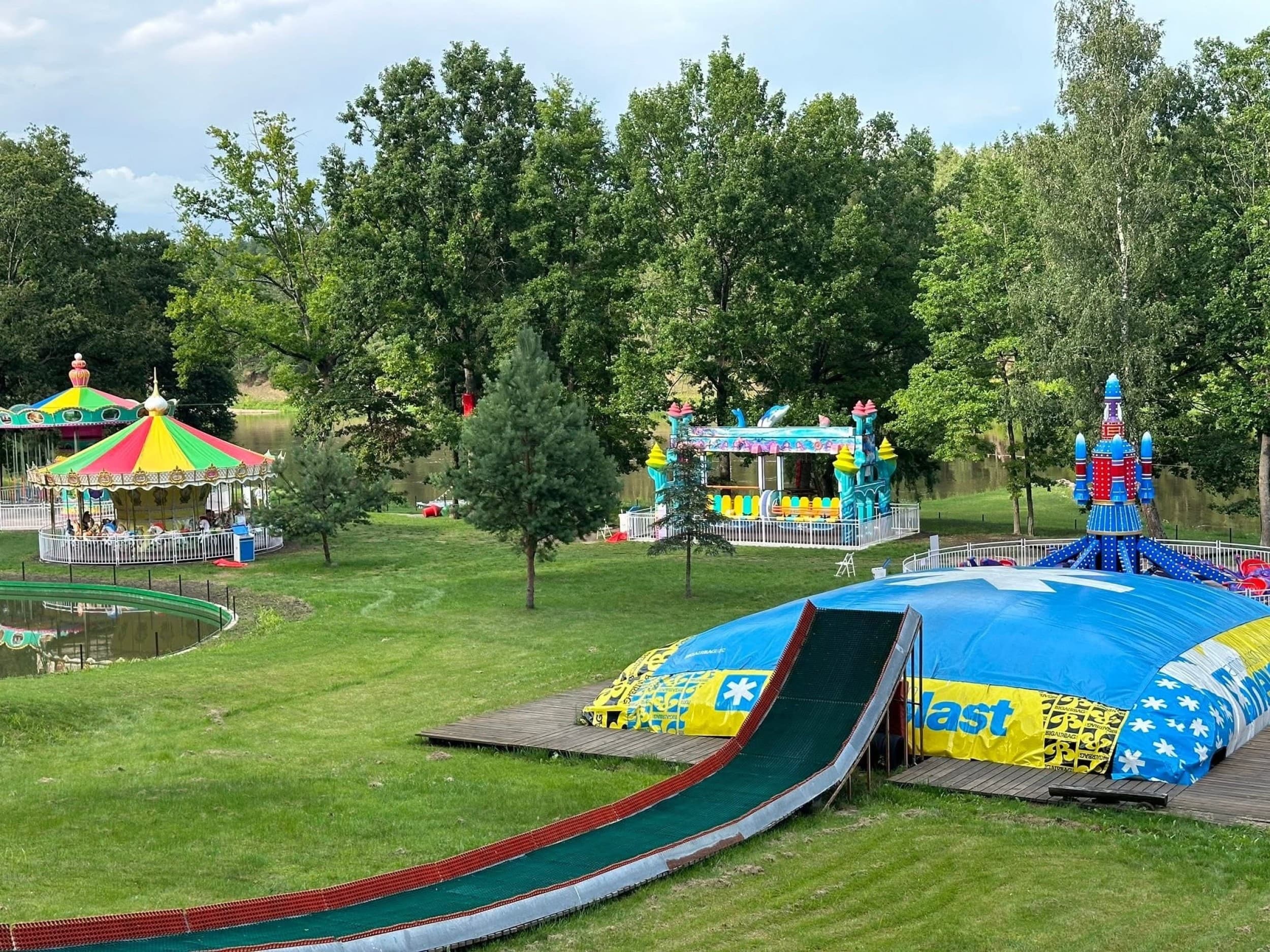 Pramogos, laipynės ir skrydis per Nemuną DVIEM pramogų parke „Tarzanija“