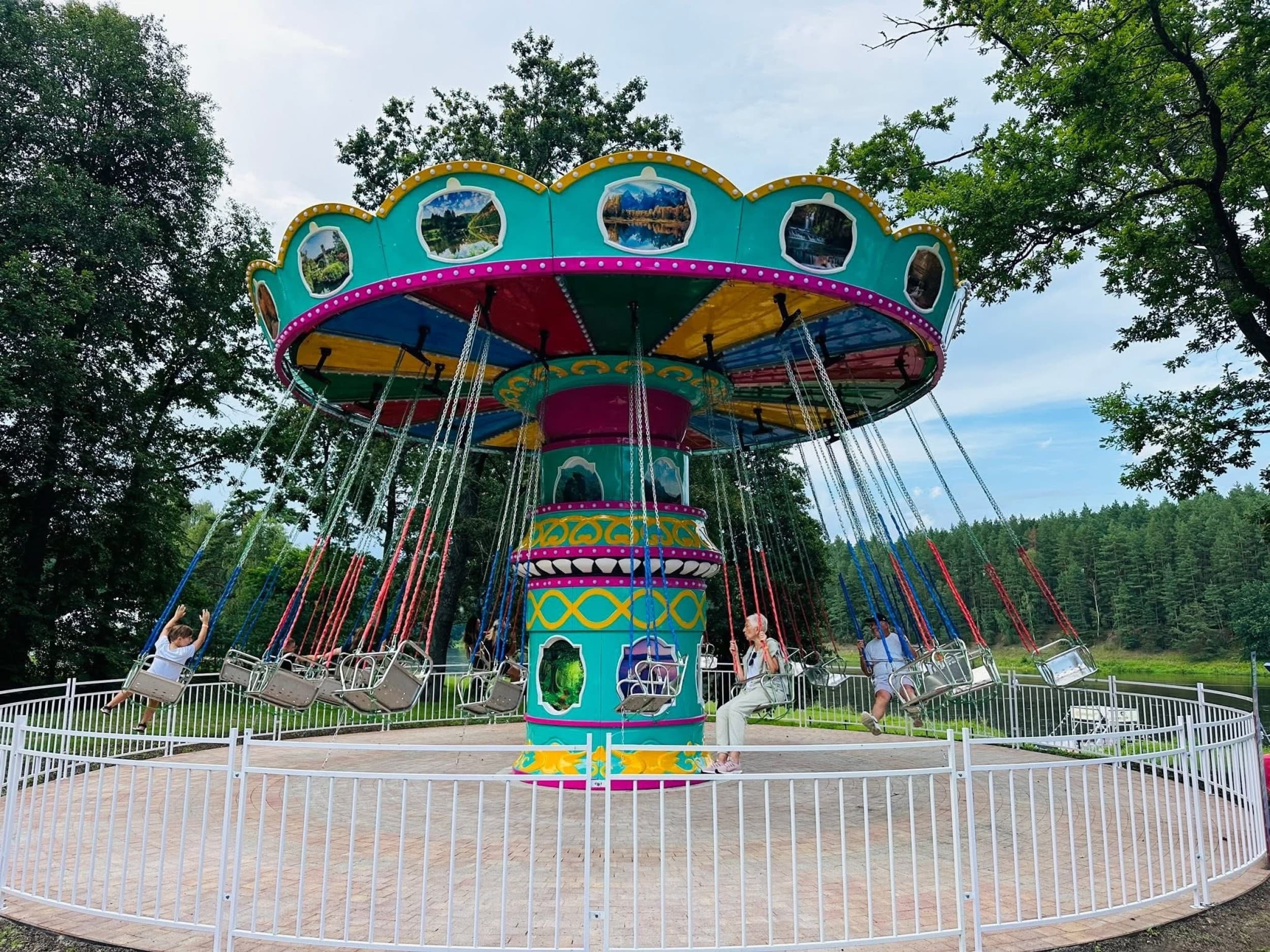Pramogos, laipynės ir skrydis per Nemuną DVIEM pramogų parke „Tarzanija“