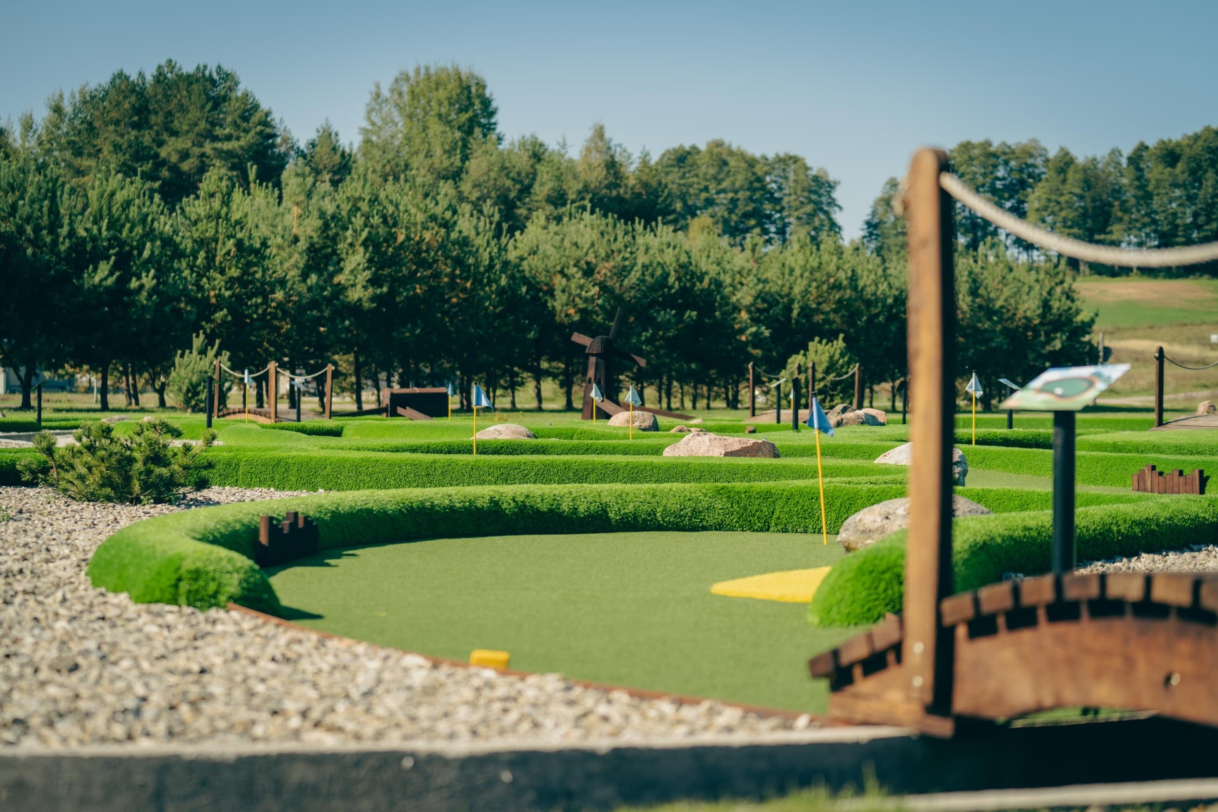 Mini golfo žaidimas vaikui pramogų parke „Tarzanija“