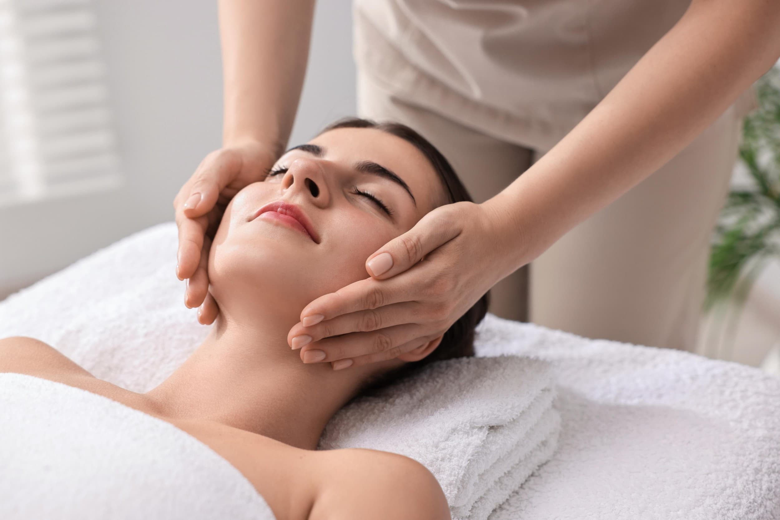 Stangrinamasis veido masažas su GUA SHA