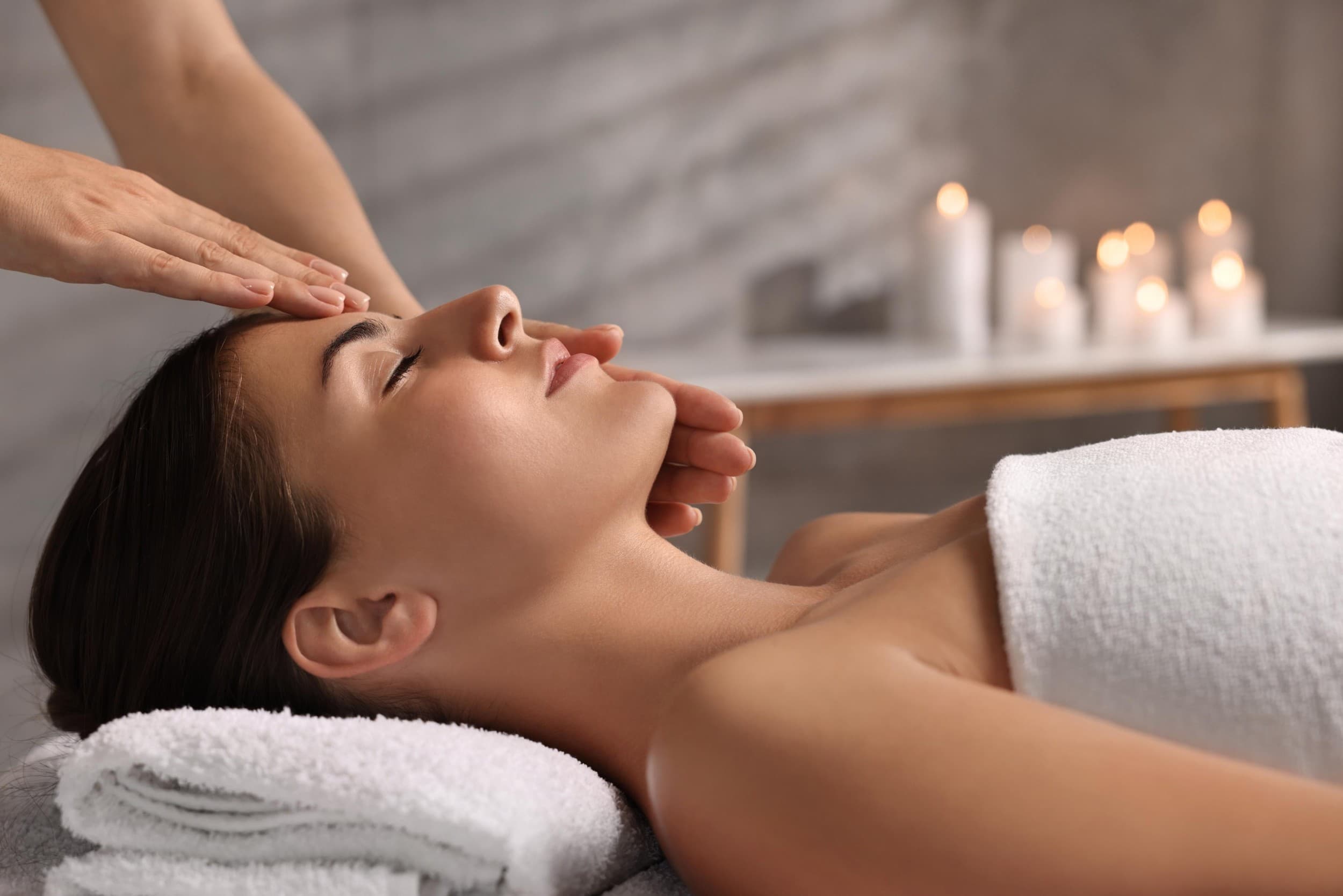 Stangrinamasis veido masažas su GUA SHA