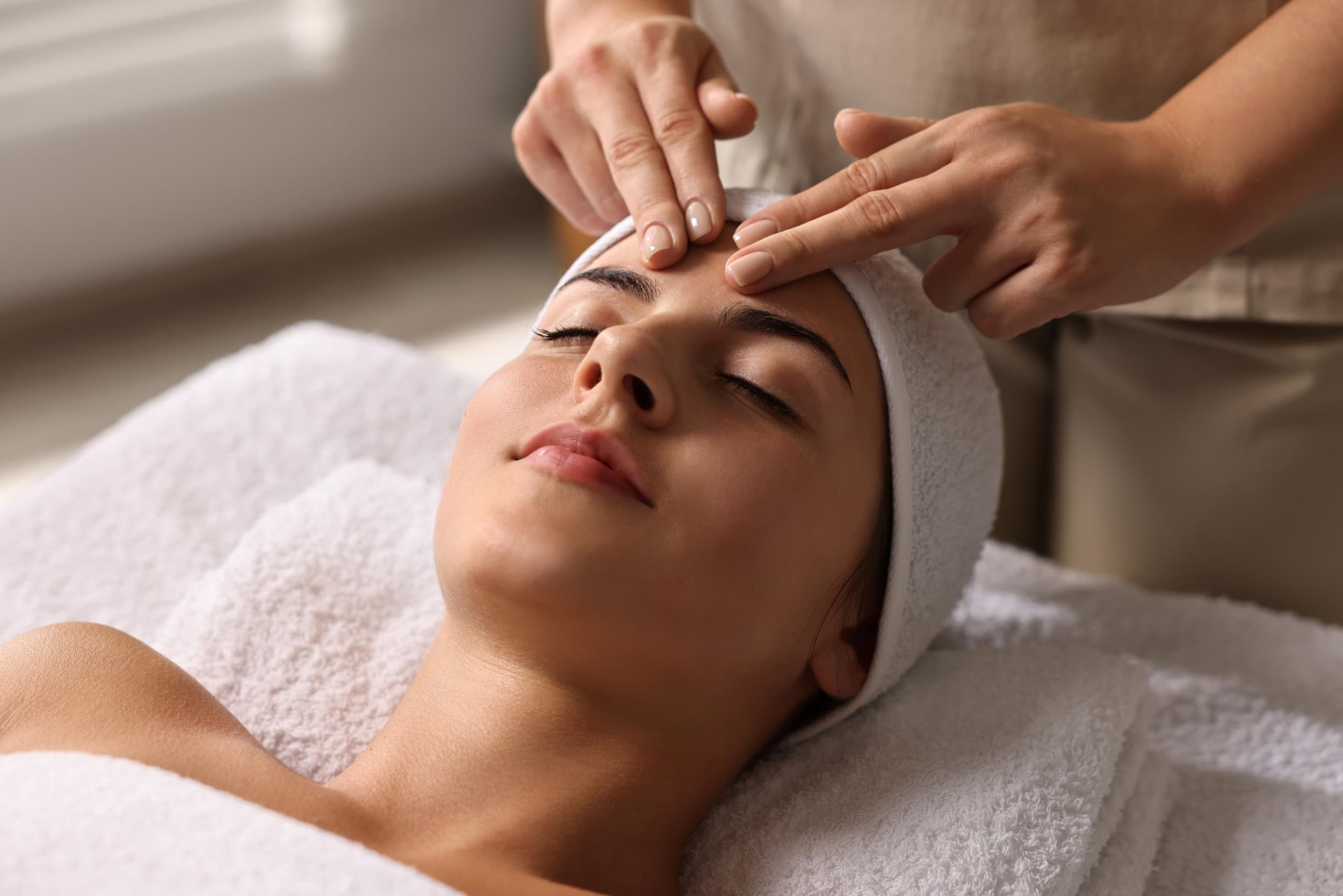 Stangrinamasis veido masažas su GUA SHA
